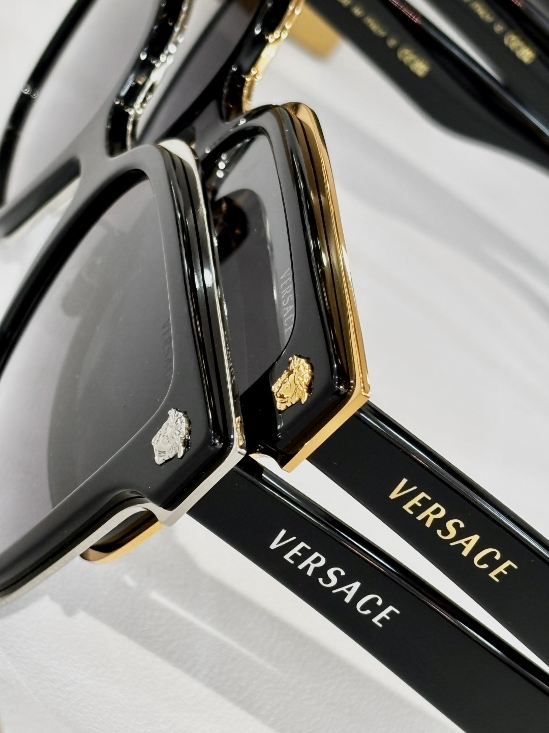 。VERSACE
MOD：VE6793
Size：52口19 140
