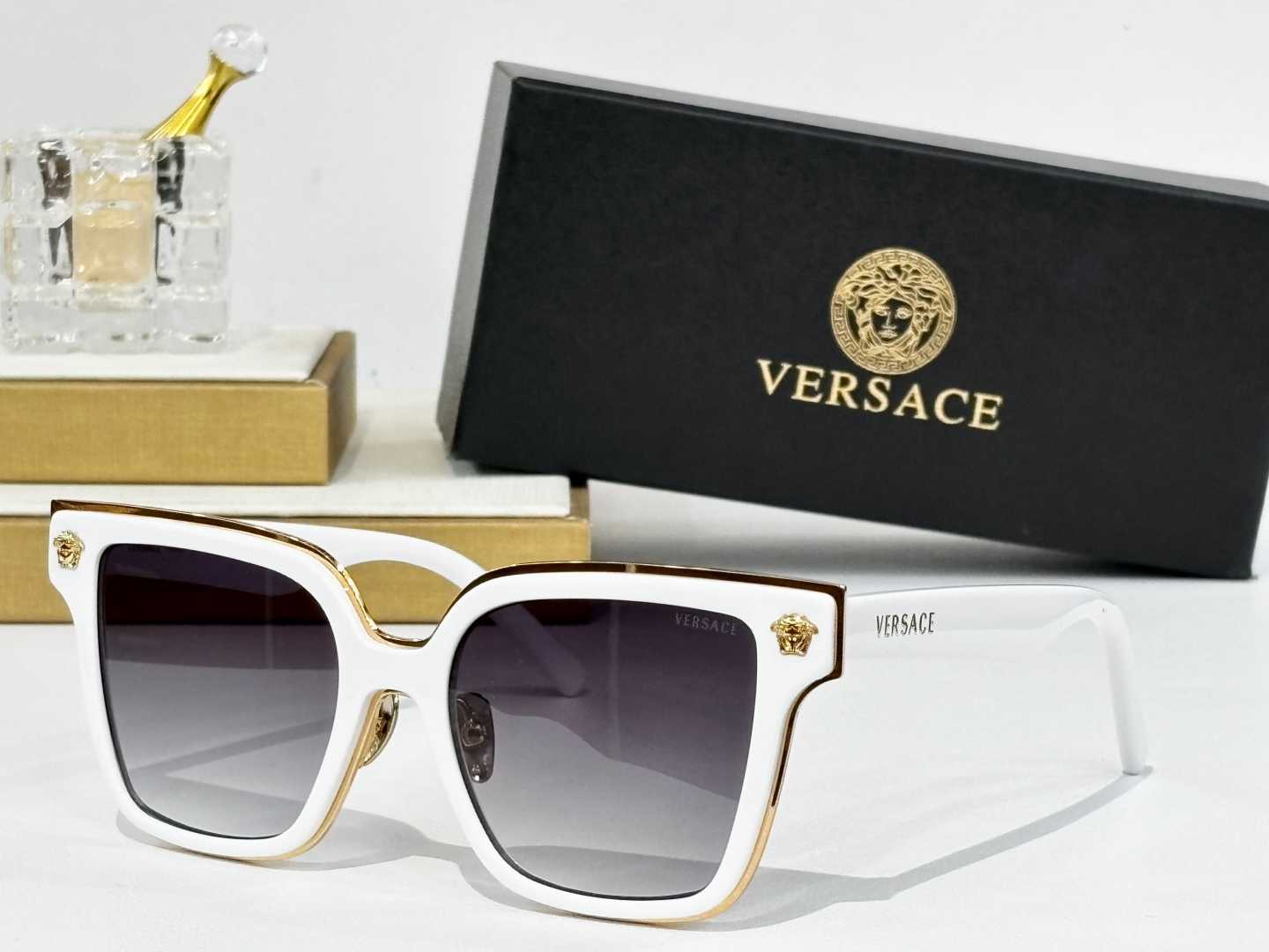 。VERSACE
MOD：VE6793
Size：52口19 140
