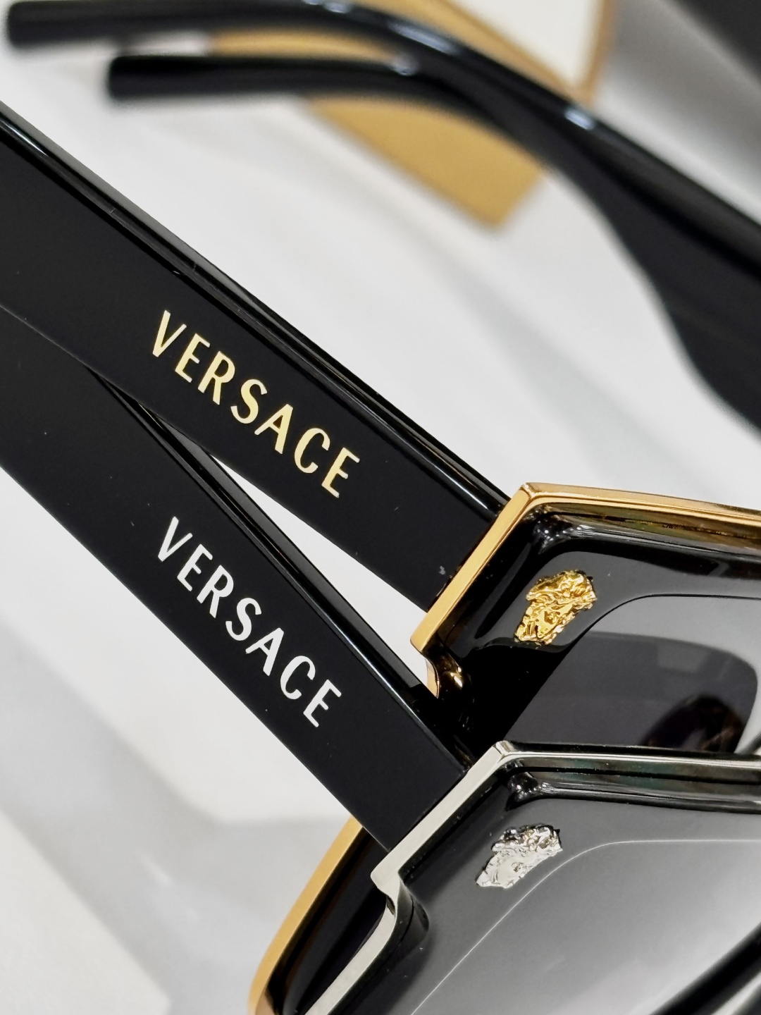 。VERSACE
MOD：VE6793
Size：52口19 140

