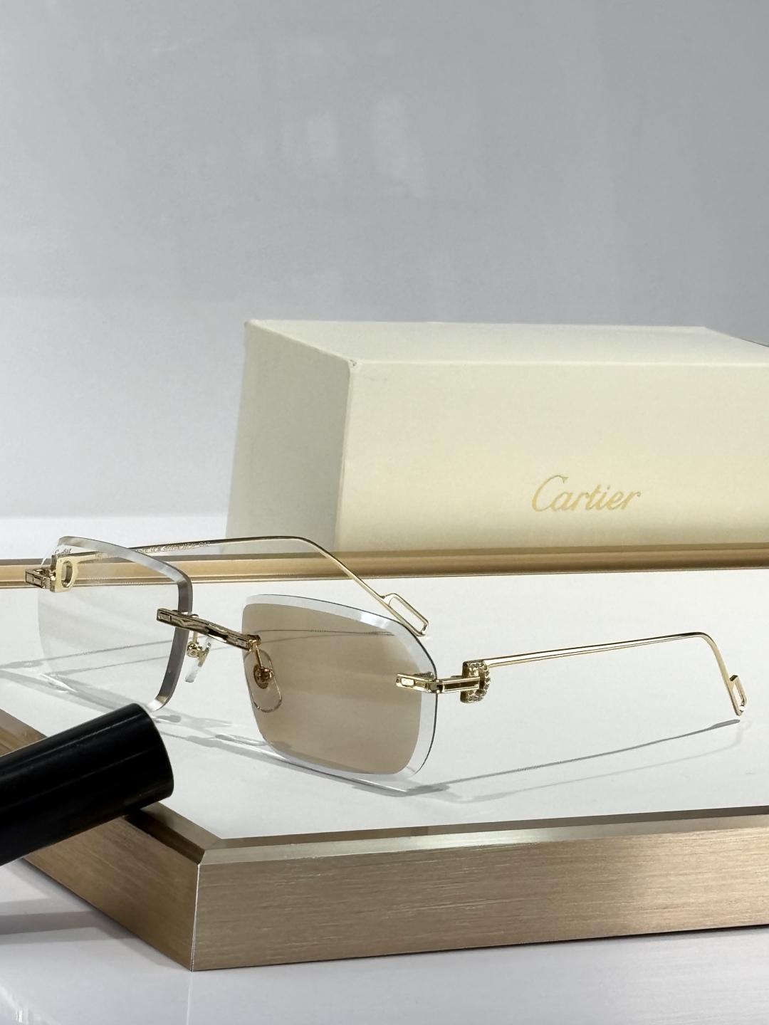 Cartie*尼龙镜片
Photo chromic光致变色
MOD：CT01130
Size：59口18