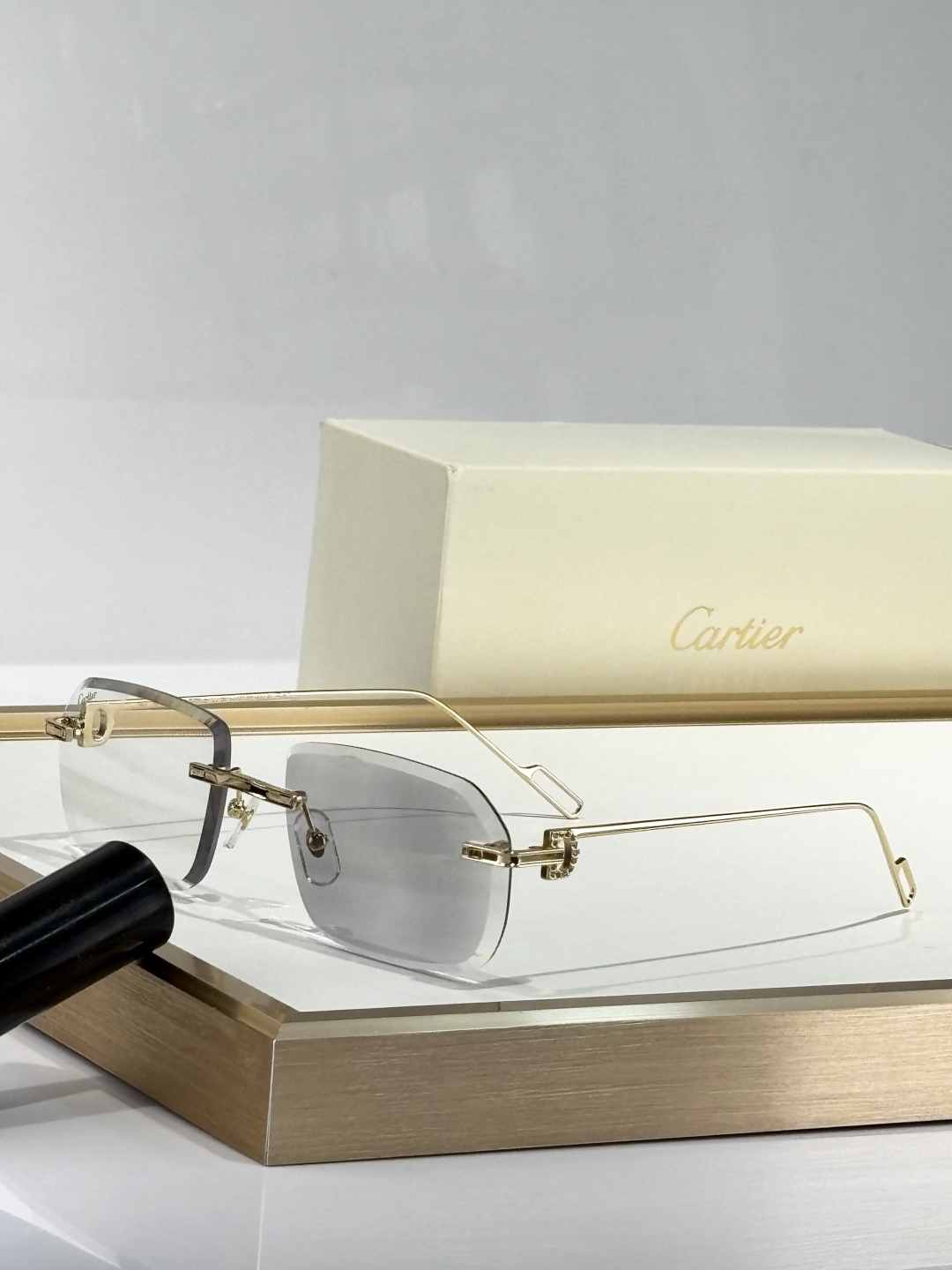 Cartie*尼龙镜片
Photo chromic光致变色
MOD：CT01130
Size：59口18