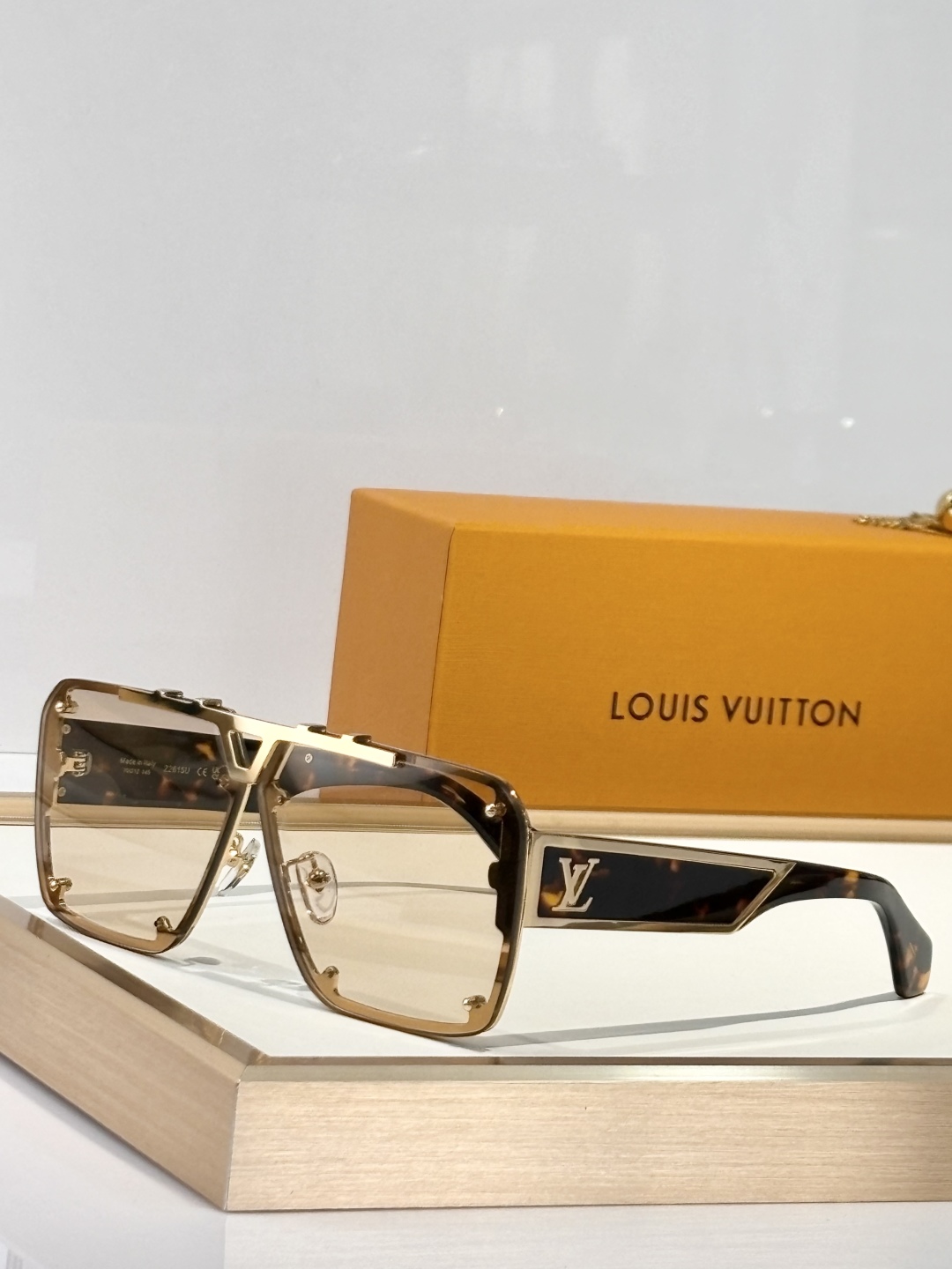  LOUIS VUITTO*
MOD：Z2615U
Size70口12 145
