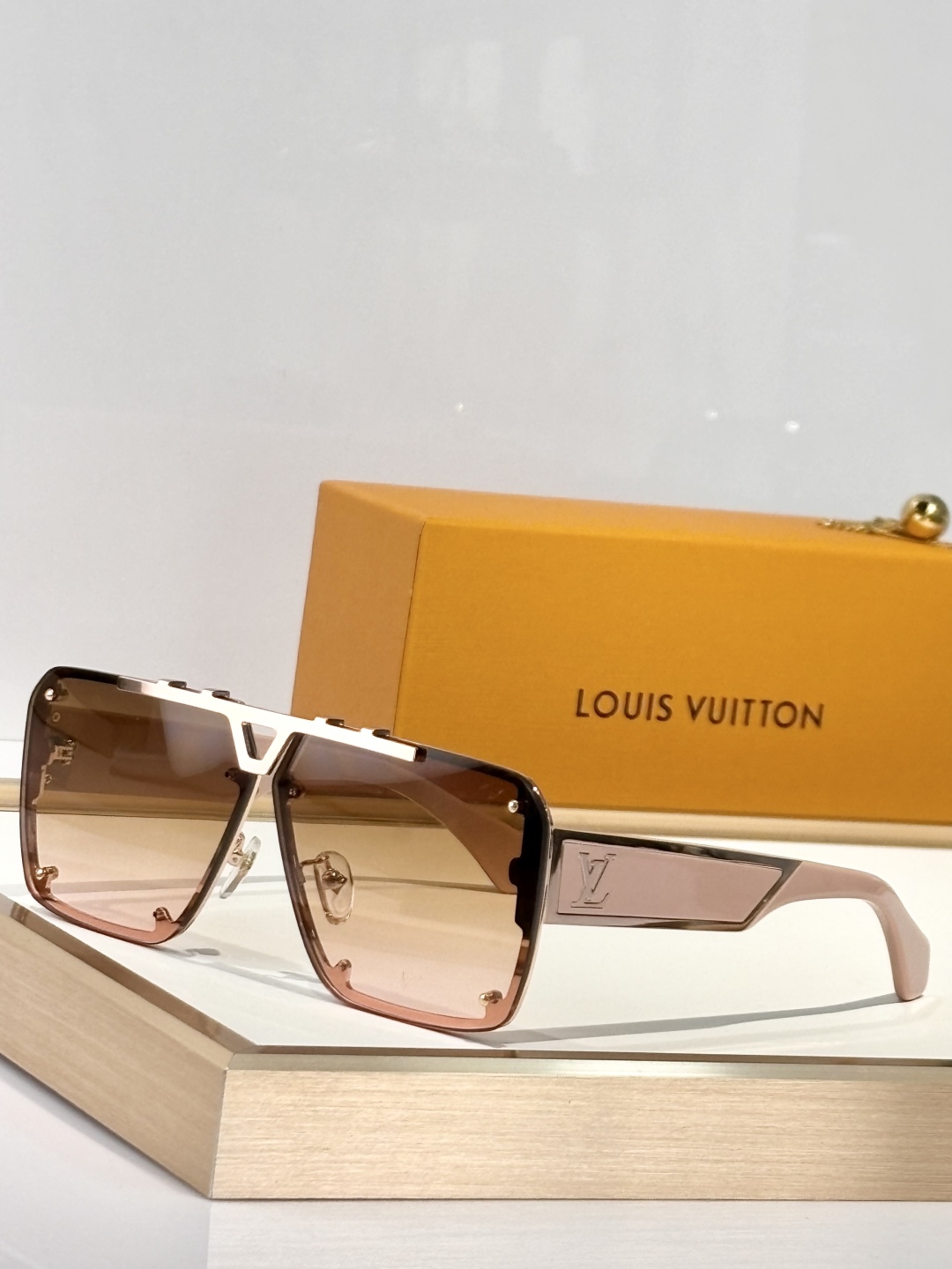  LOUIS VUITTO*
MOD：Z2615U
Size70口12 145
