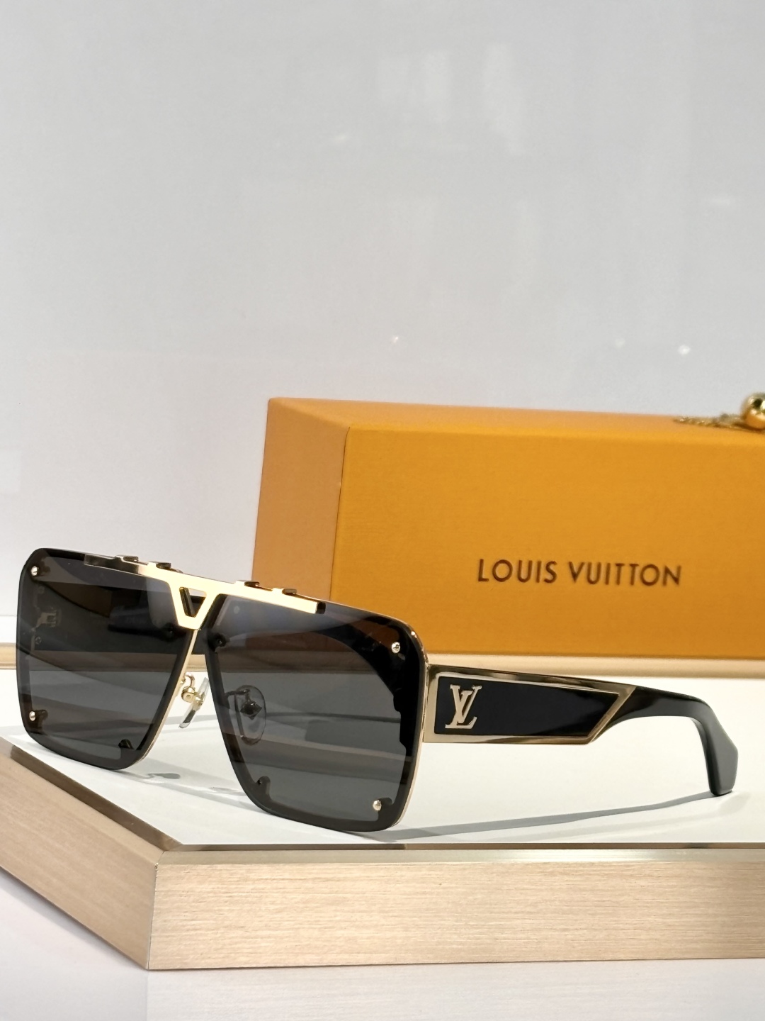 LOUIS VUITTO*
MOD：Z2615U
Size70口12 145
