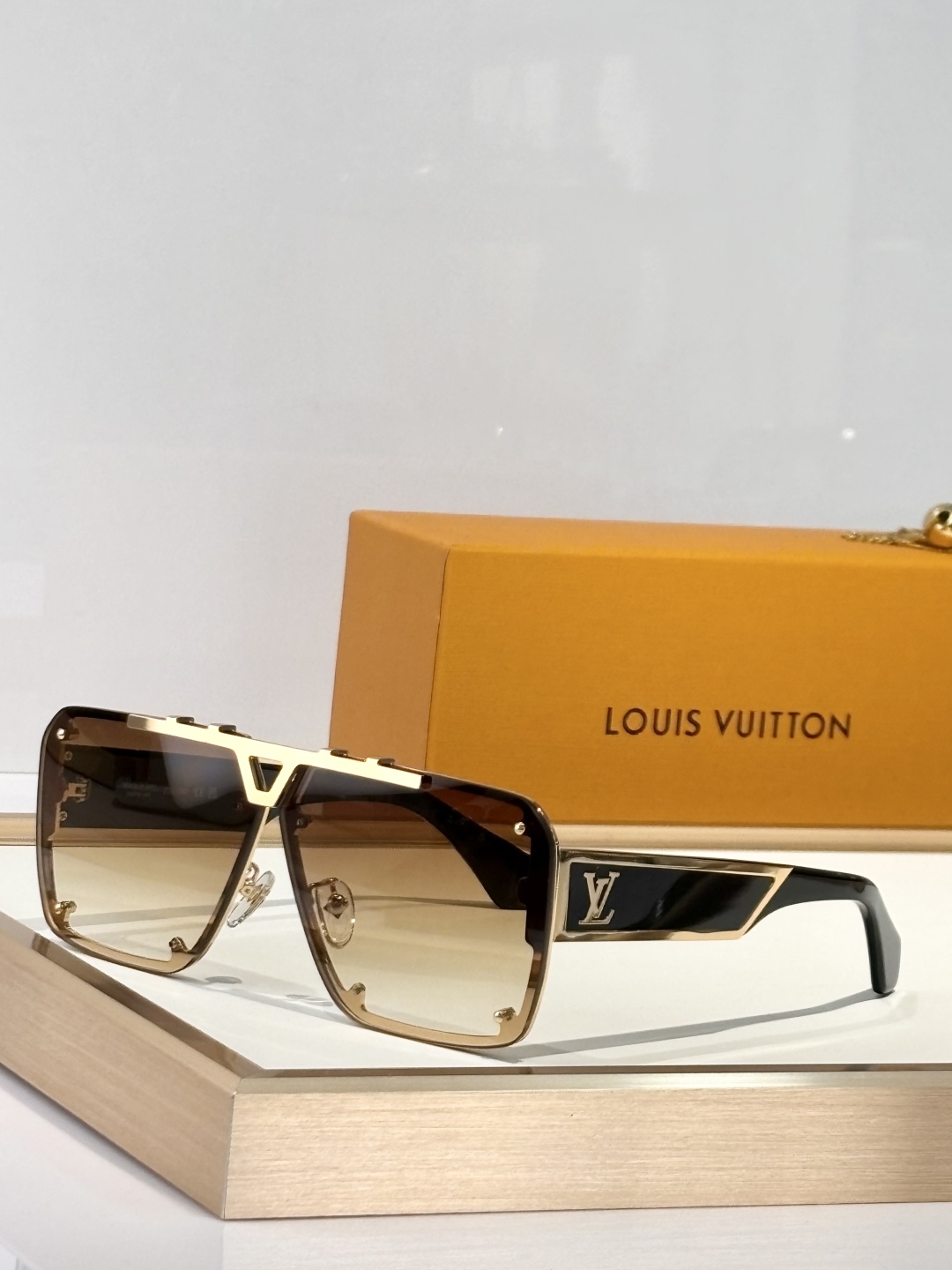 LOUIS VUITTO*
MOD：Z2615U
Size70口12 145
