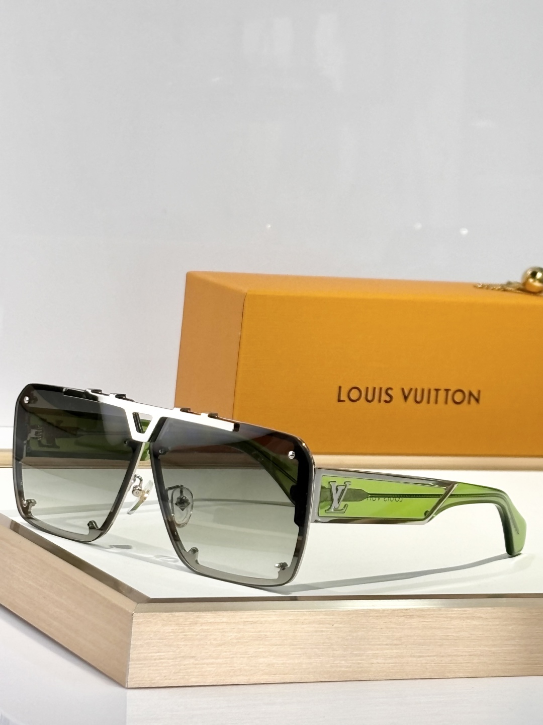  LOUIS VUITTO*
MOD：Z2615U
Size70口12 145
