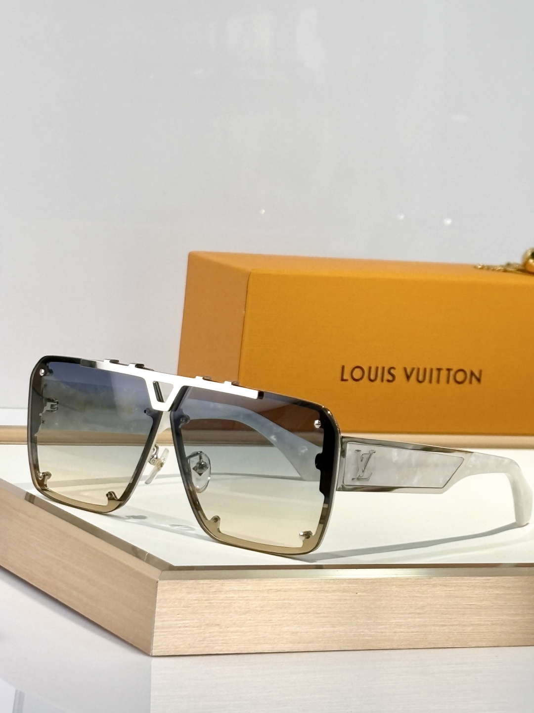  LOUIS VUITTO*
MOD：Z2615U
Size70口12 145
