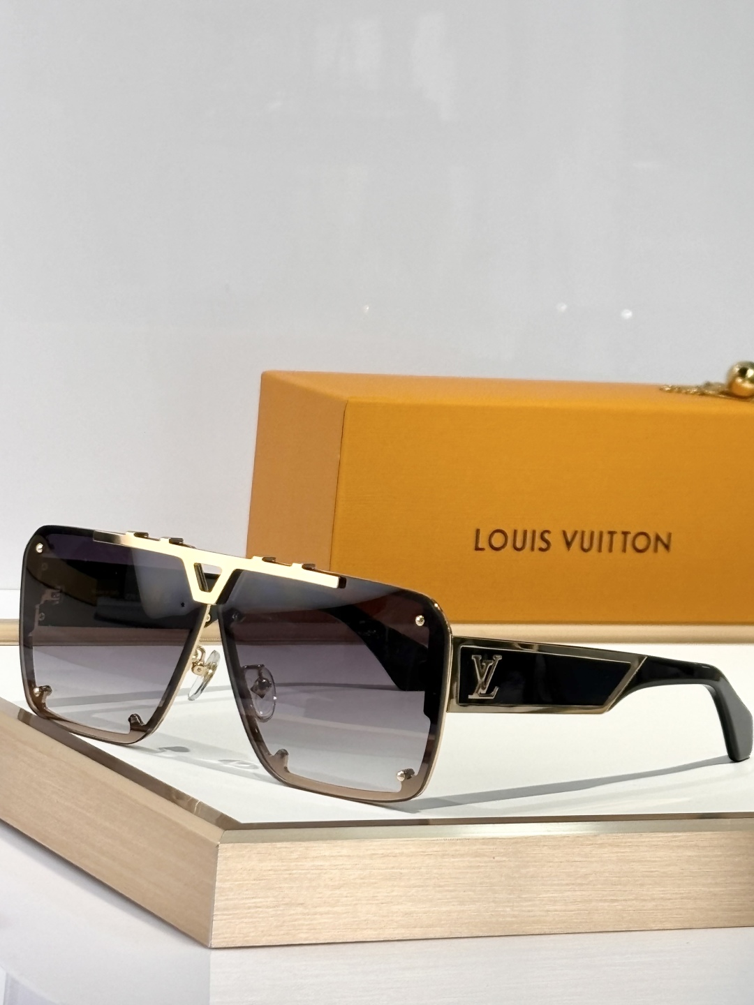  LOUIS VUITTO*
MOD：Z2615U
Size70口12 145
