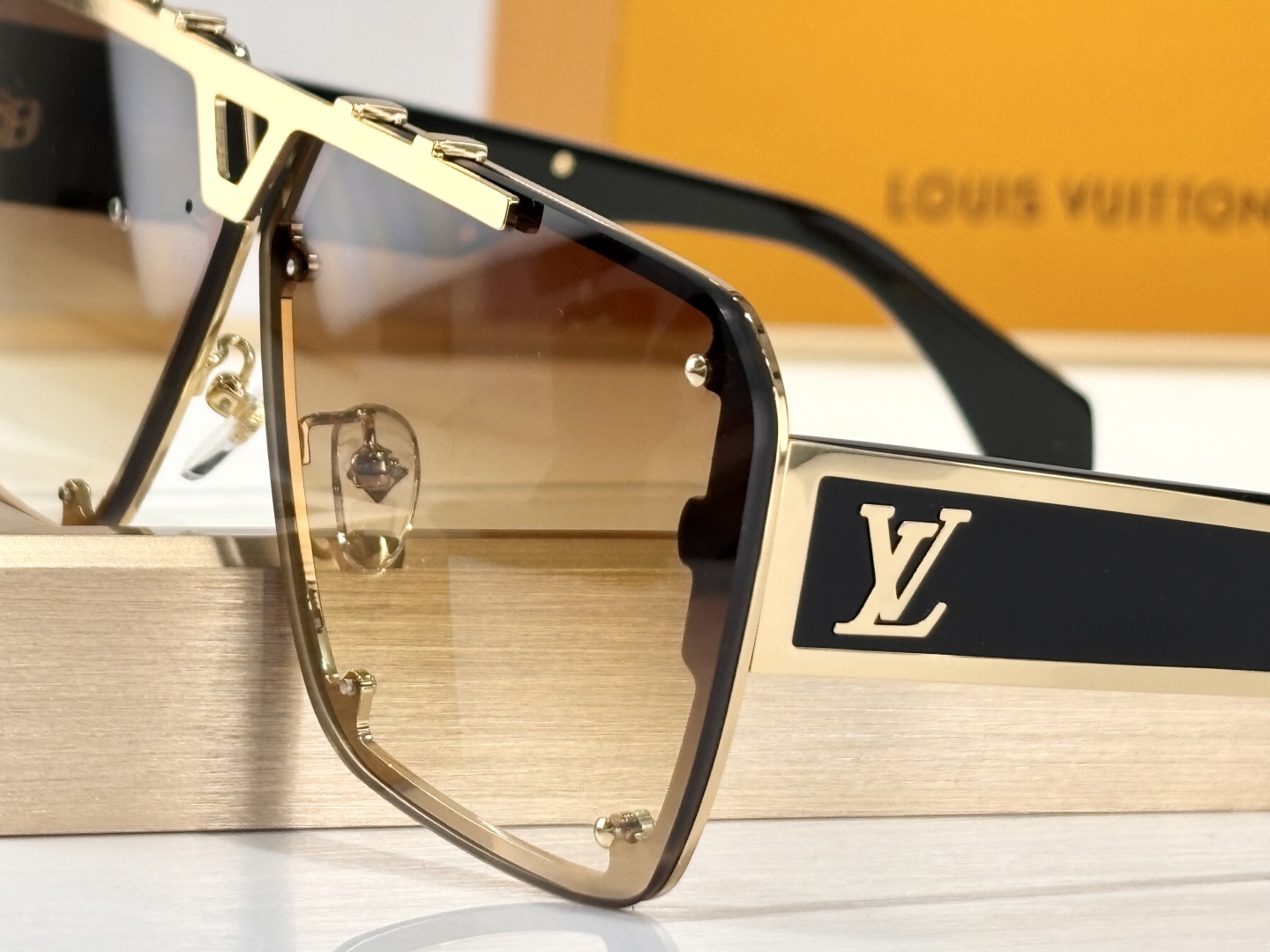  LOUIS VUITTO*
MOD：Z2615U
Size70口12 145
