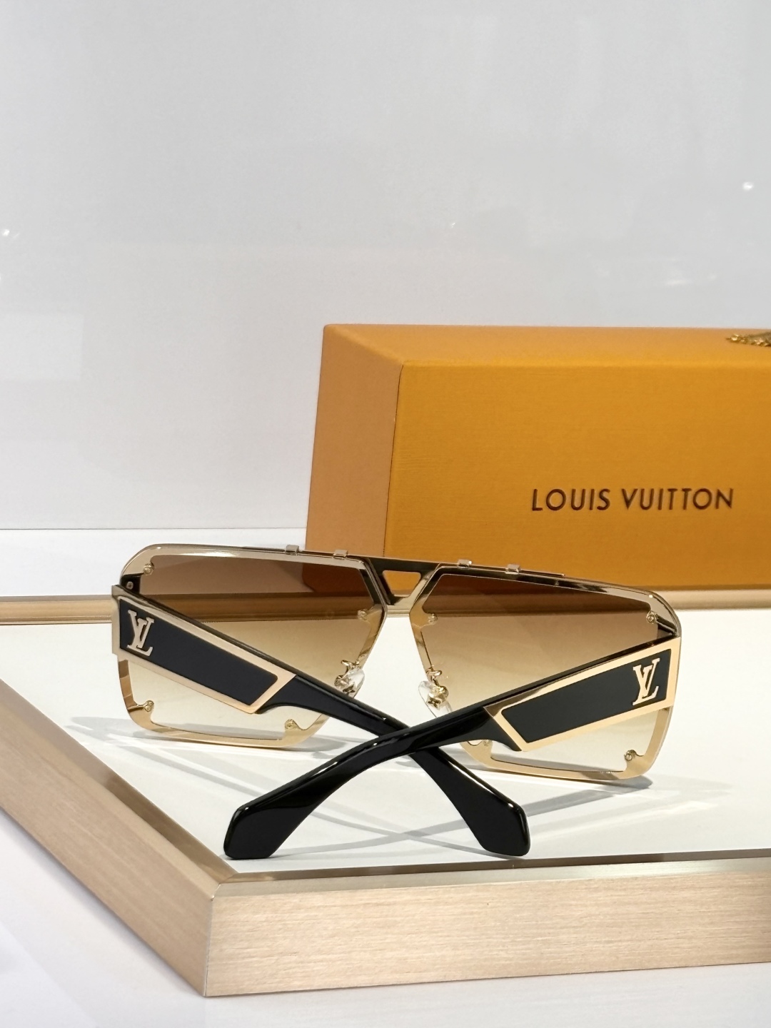  LOUIS VUITTO*
MOD：Z2615U
Size70口12 145
