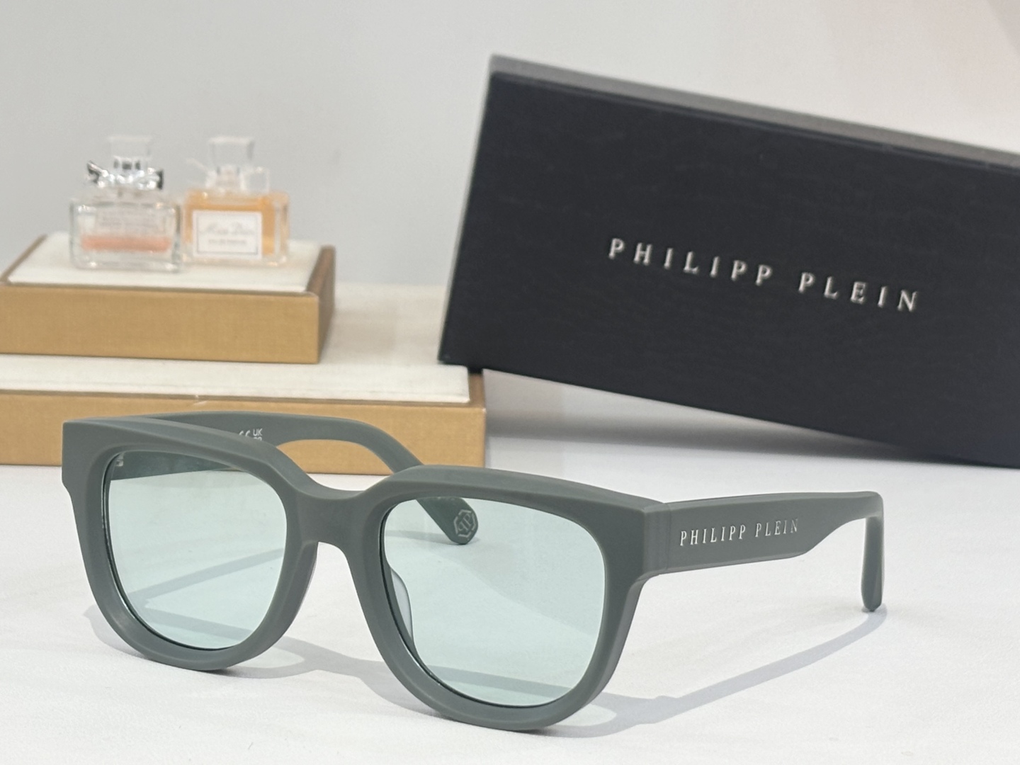  PHILIPP PLEI* 菲利普.普莱恩～
TOP QUALITY
-镭射印字抹油
-加厚板材
MO