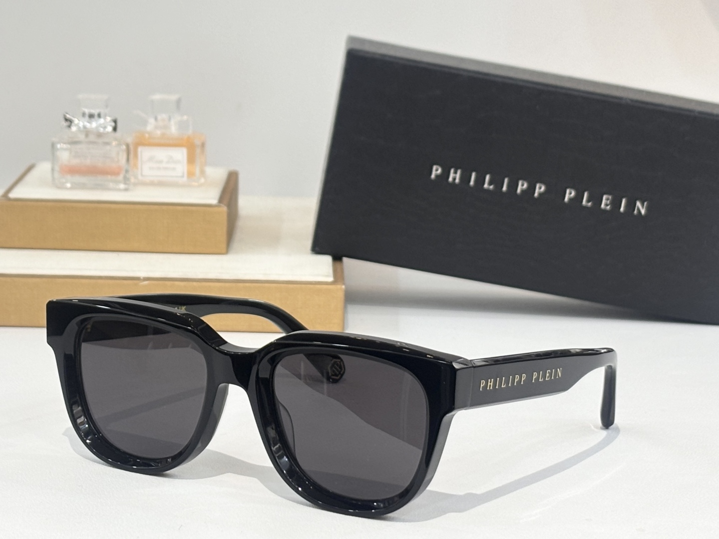  PHILIPP PLEI* 菲利普.普莱恩～
TOP QUALITY
-镭射印字抹油
-加厚板材
MO