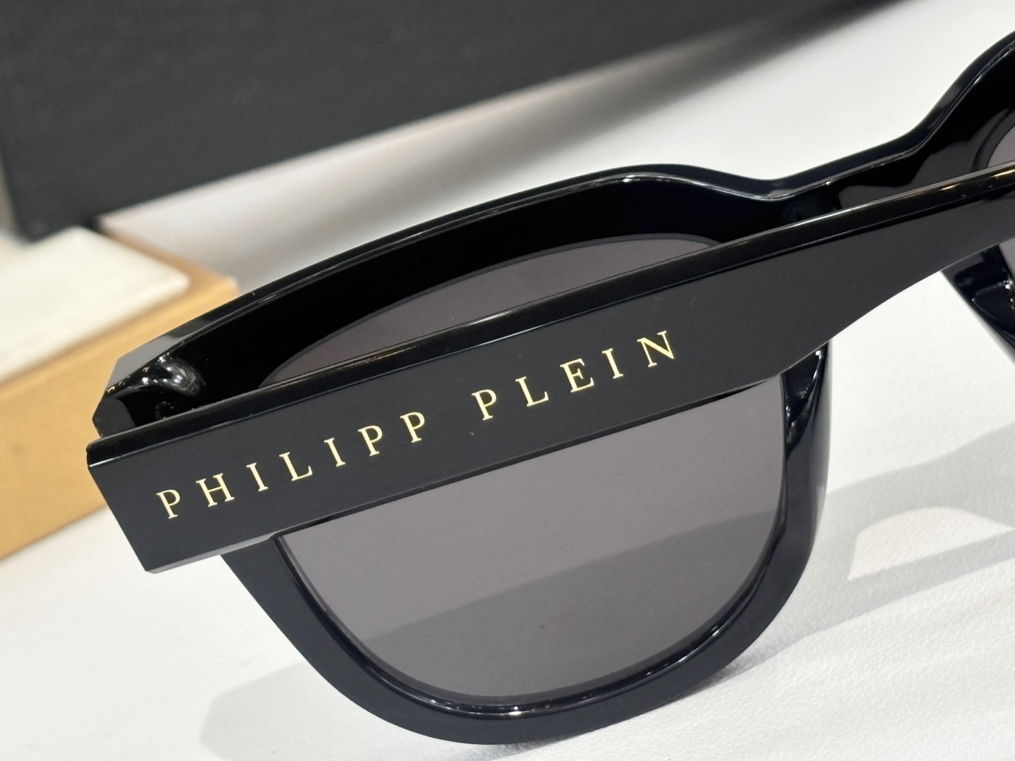  PHILIPP PLEI* 菲利普.普莱恩～
TOP QUALITY
-镭射印字抹油
-加厚板材
MO