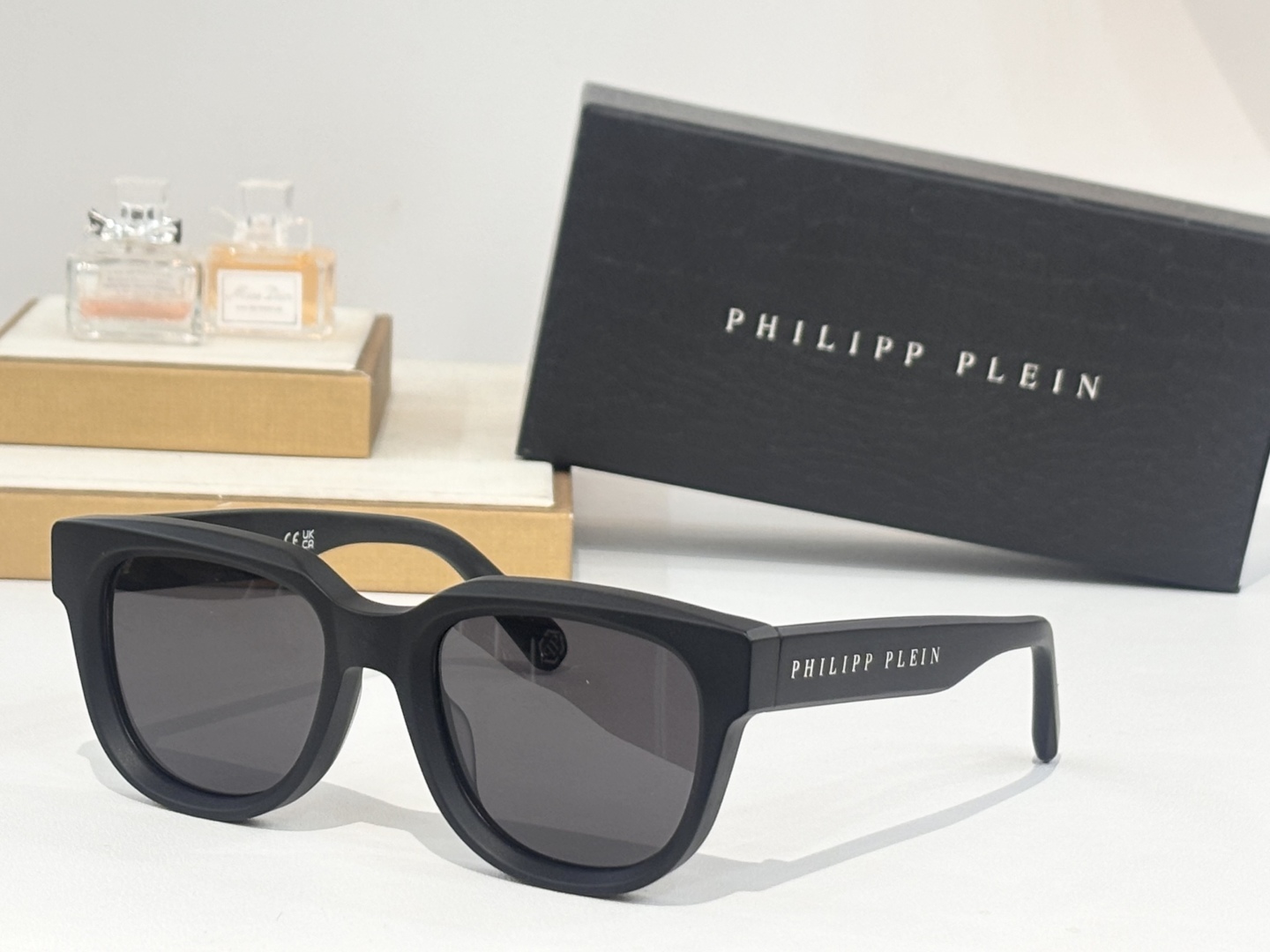  PHILIPP PLEI* 菲利普.普莱恩～
TOP QUALITY
-镭射印字抹油
-加厚板材
MO