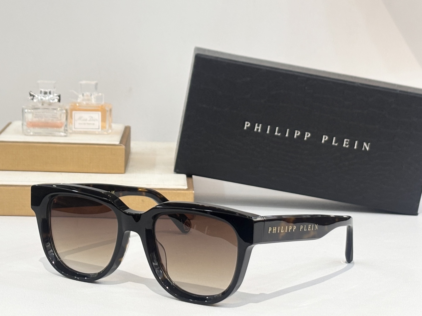  PHILIPP PLEI* 菲利普.普莱恩～
TOP QUALITY
-镭射印字抹油
-加厚板材
MO