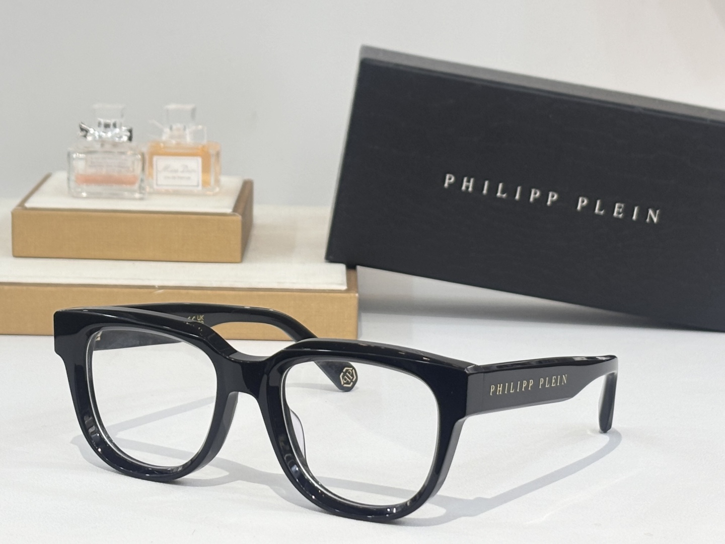  PHILIPP PLEI* 菲利普.普莱恩～
TOP QUALITY
-镭射印字抹油
-加厚板材
MO