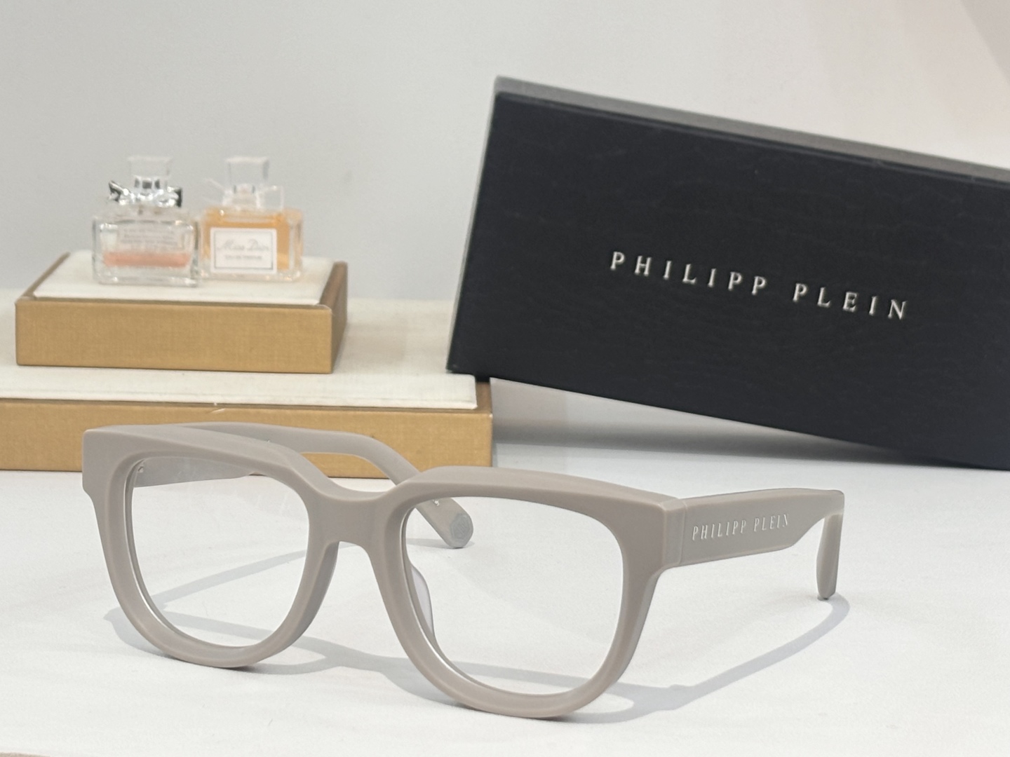  PHILIPP PLEI* 菲利普.普莱恩～
TOP QUALITY
-镭射印字抹油
-加厚板材
MO