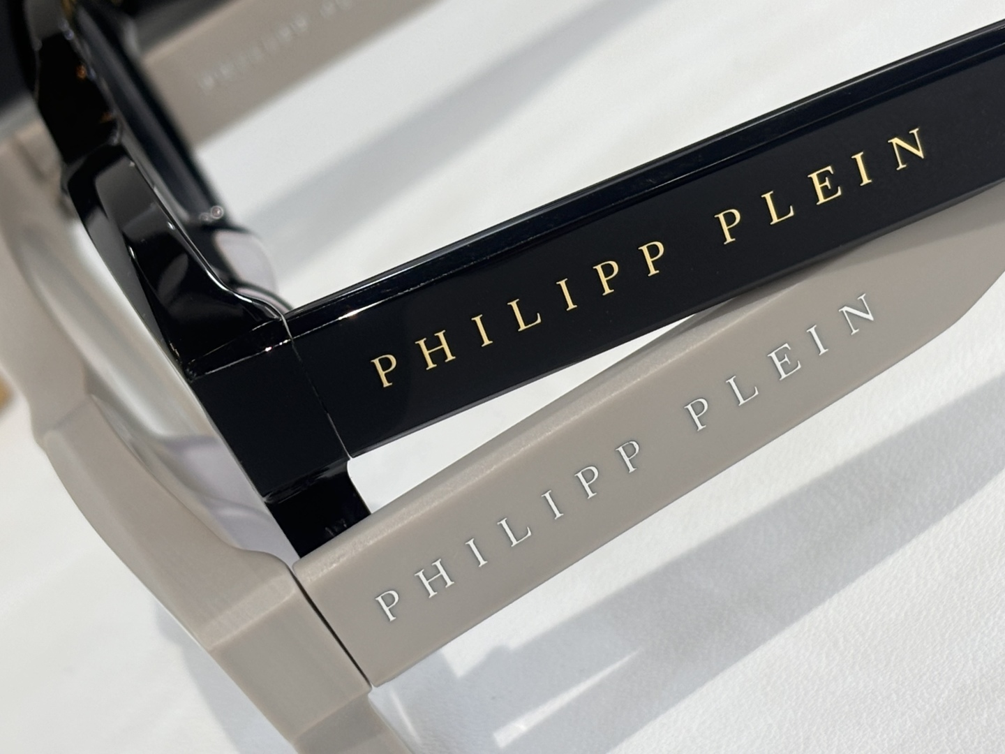  PHILIPP PLEI* 菲利普.普莱恩～
TOP QUALITY
-镭射印字抹油
-加厚板材
MO