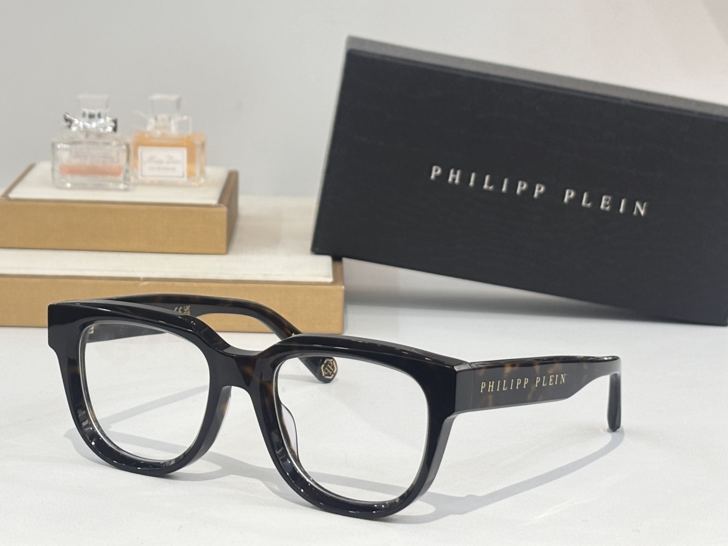  PHILIPP PLEI* 菲利普.普莱恩～
TOP QUALITY
-镭射印字抹油
-加厚板材
MO