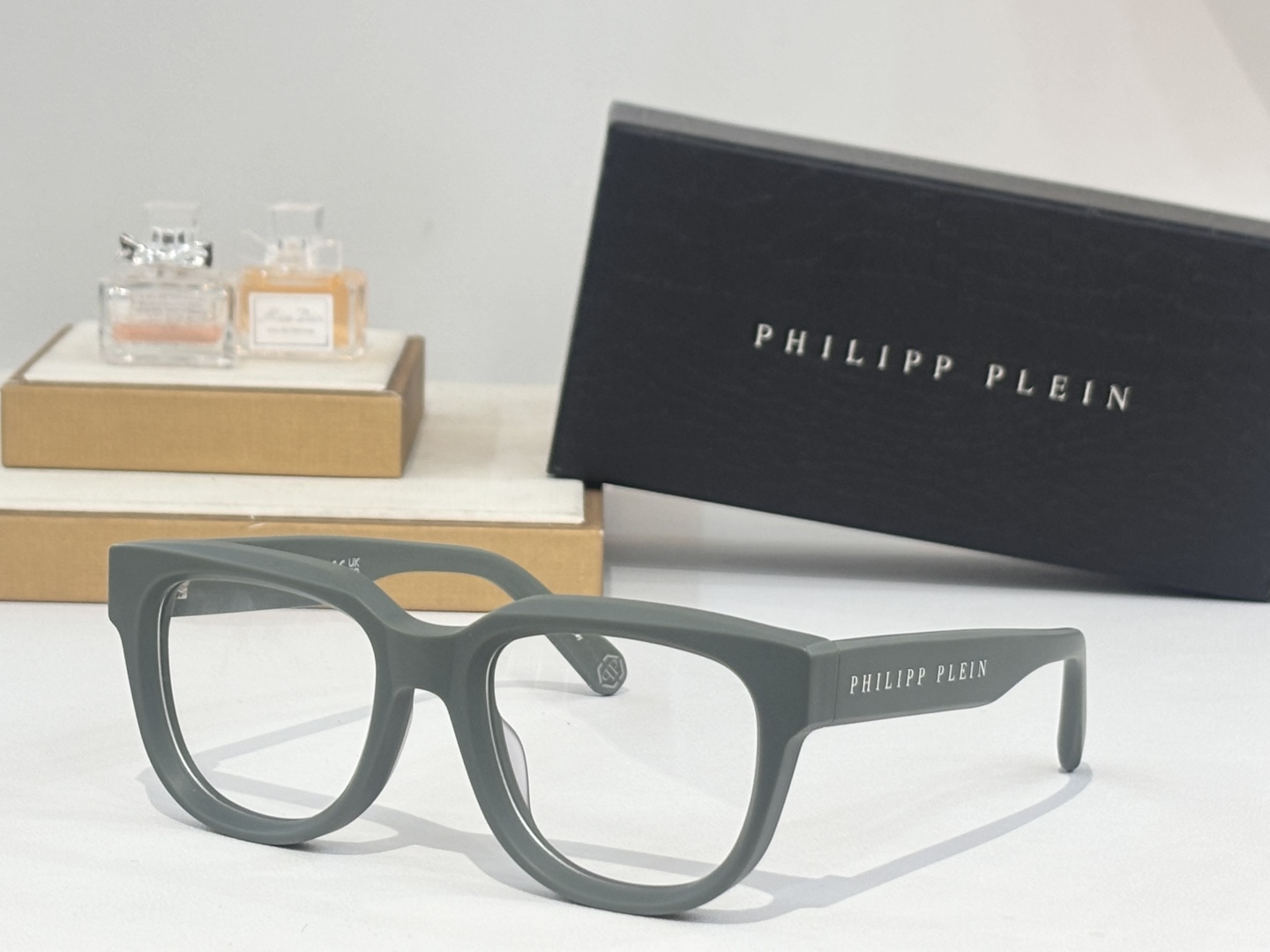  PHILIPP PLEI* 菲利普.普莱恩～
TOP QUALITY
-镭射印字抹油
-加厚板材
MO