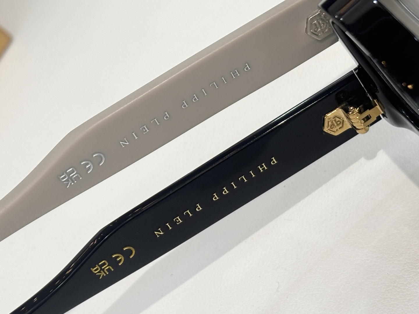  PHILIPP PLEI* 菲利普.普莱恩～
TOP QUALITY
-镭射印字抹油
-加厚板材
MO