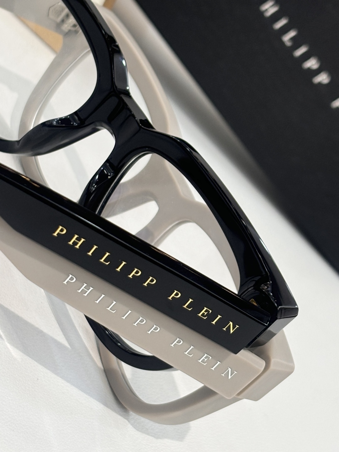  PHILIPP PLEI* 菲利普.普莱恩～
TOP QUALITY
-镭射印字抹油
-加厚板材
MO