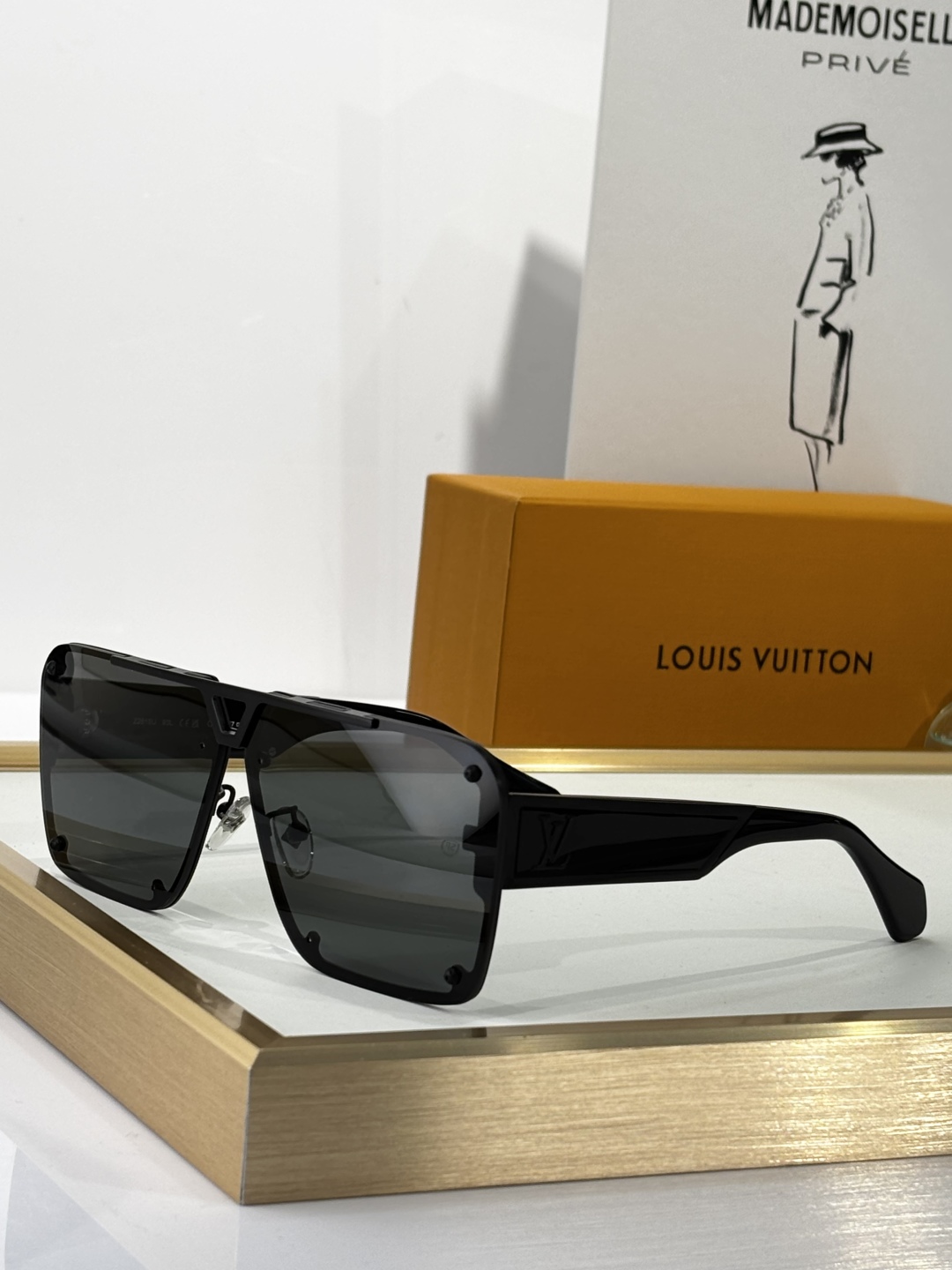  LOUIS VUITTO*
TOP QUALITY
MODELZ2615UZ2629U
SIZE47口