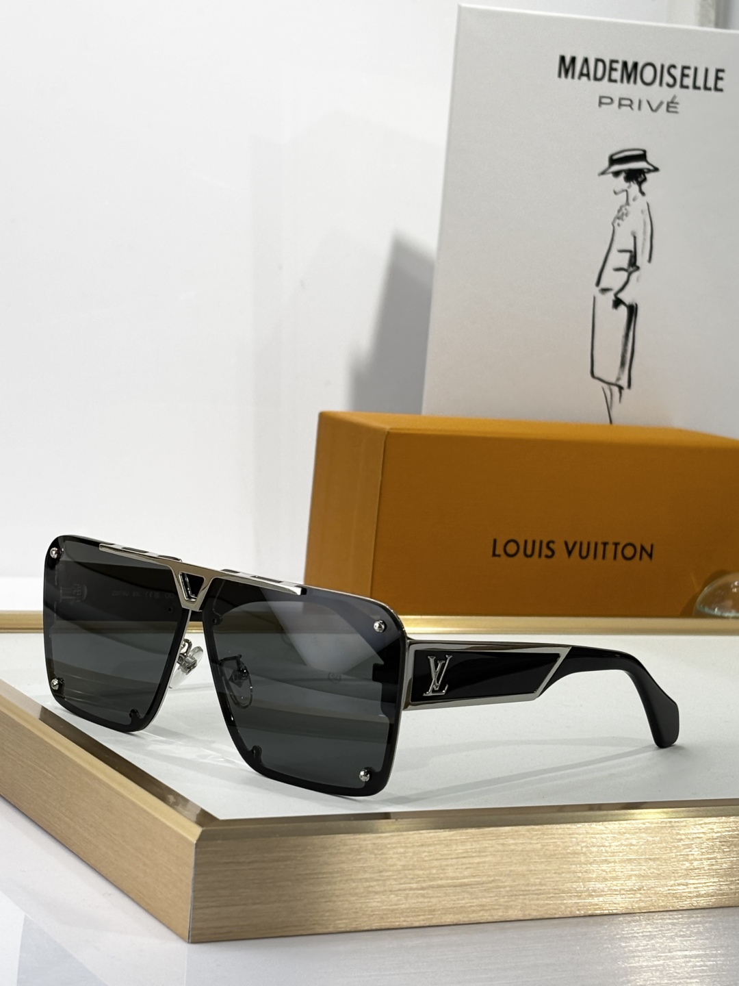  LOUIS VUITTO*
TOP QUALITY
MODELZ2615UZ2629U
SIZE47口