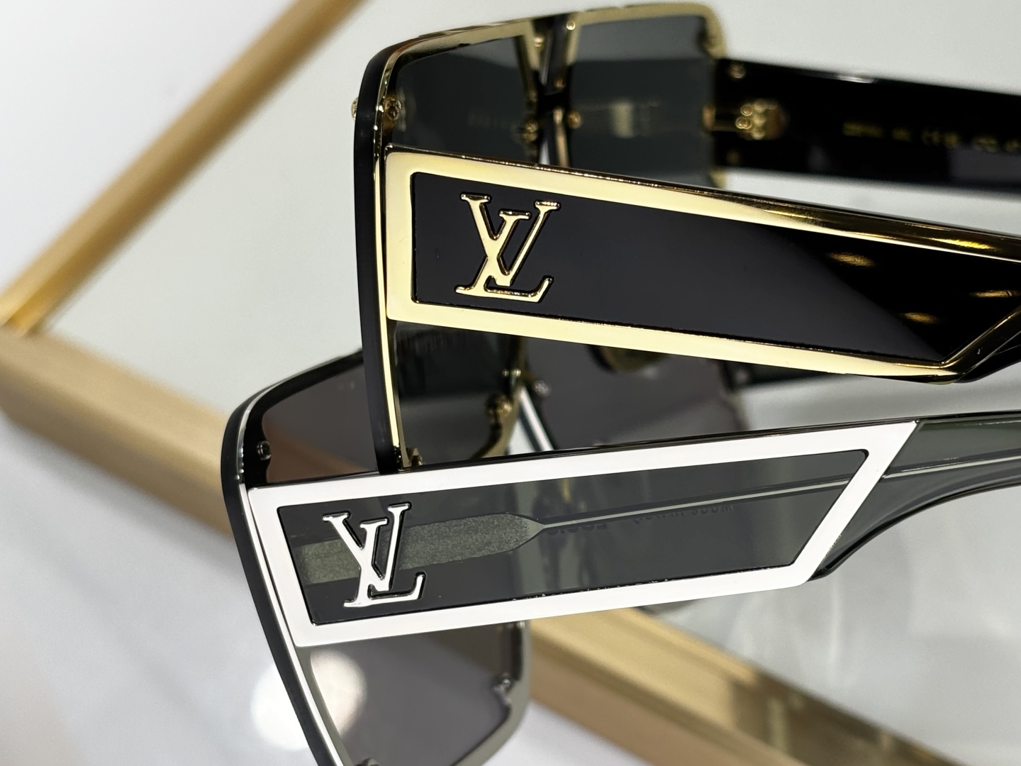  LOUIS VUITTO*
TOP QUALITY
MODELZ2615UZ2629U
SIZE47口