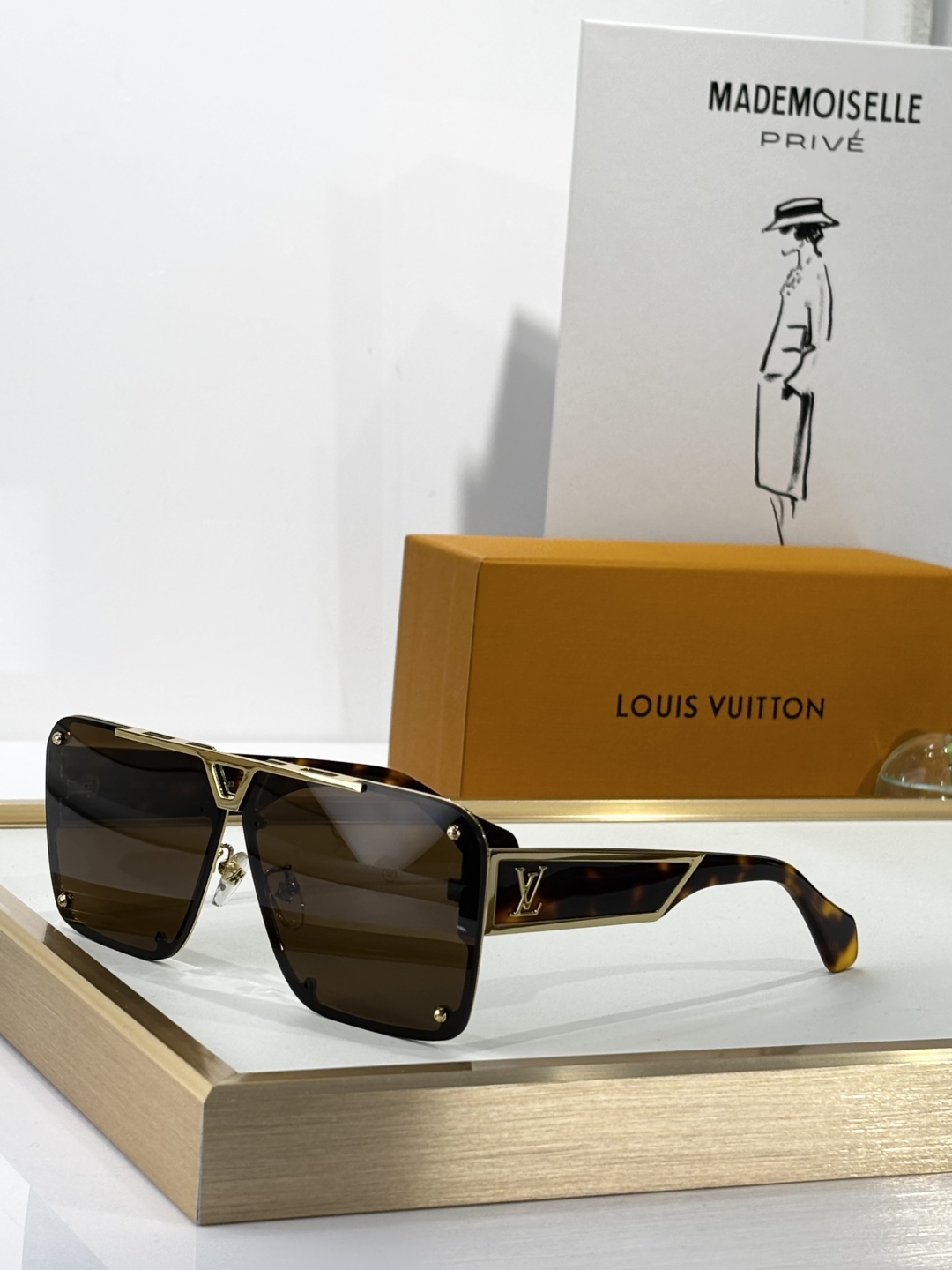  LOUIS VUITTO*
TOP QUALITY
MODELZ2615UZ2629U
SIZE47口