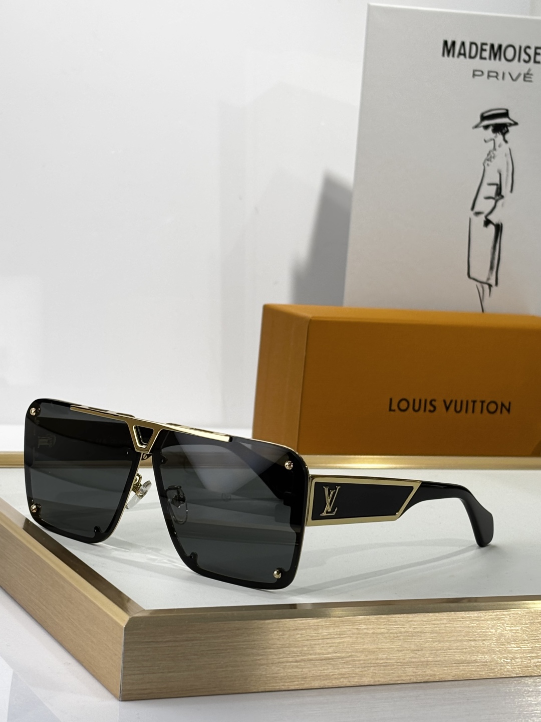  LOUIS VUITTO*
TOP QUALITY
MODELZ2615UZ2629U
SIZE47口