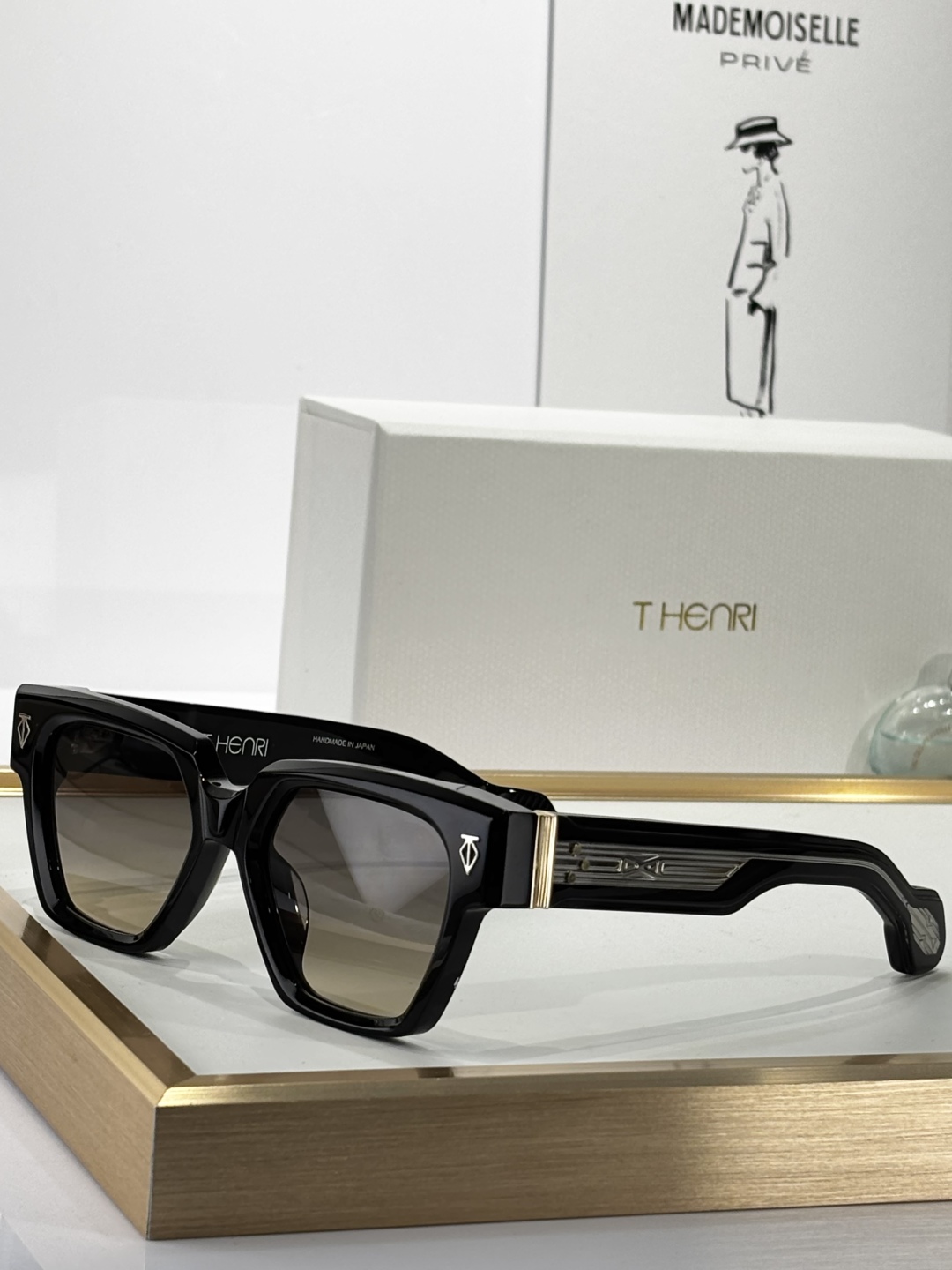 THENRI
Photochroromic
MODELUTOPIA
SIZE 53□19-147
墨镜
