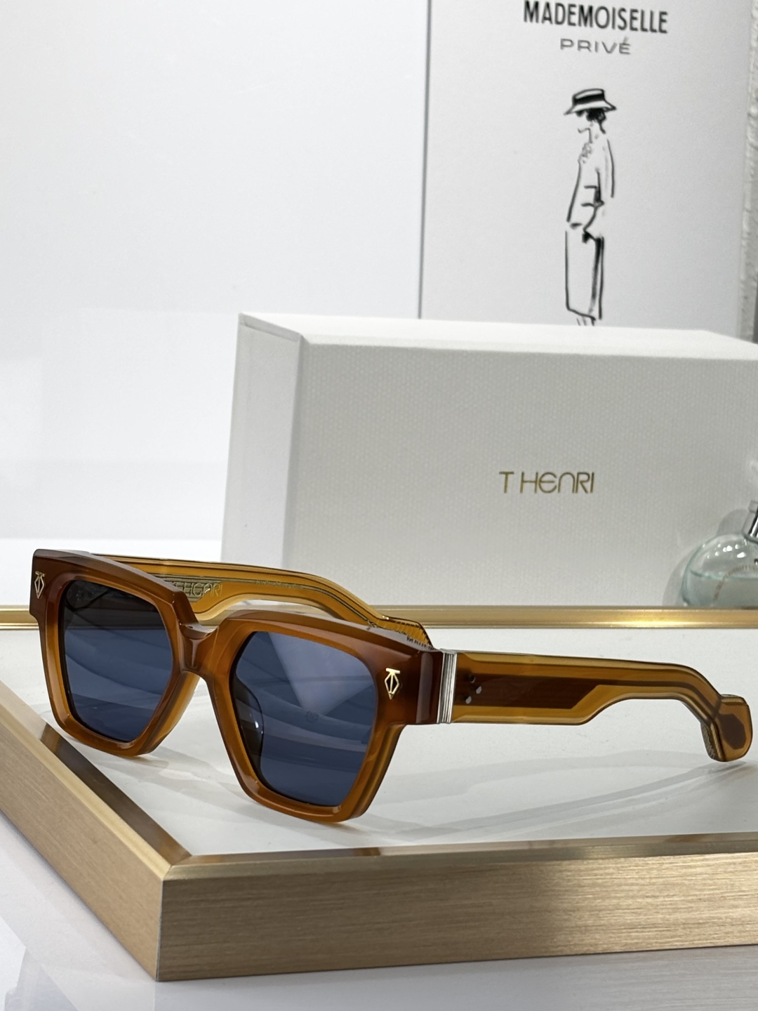 THENRI
Photochroromic
MODELUTOPIA
SIZE 53□19-147
墨镜
