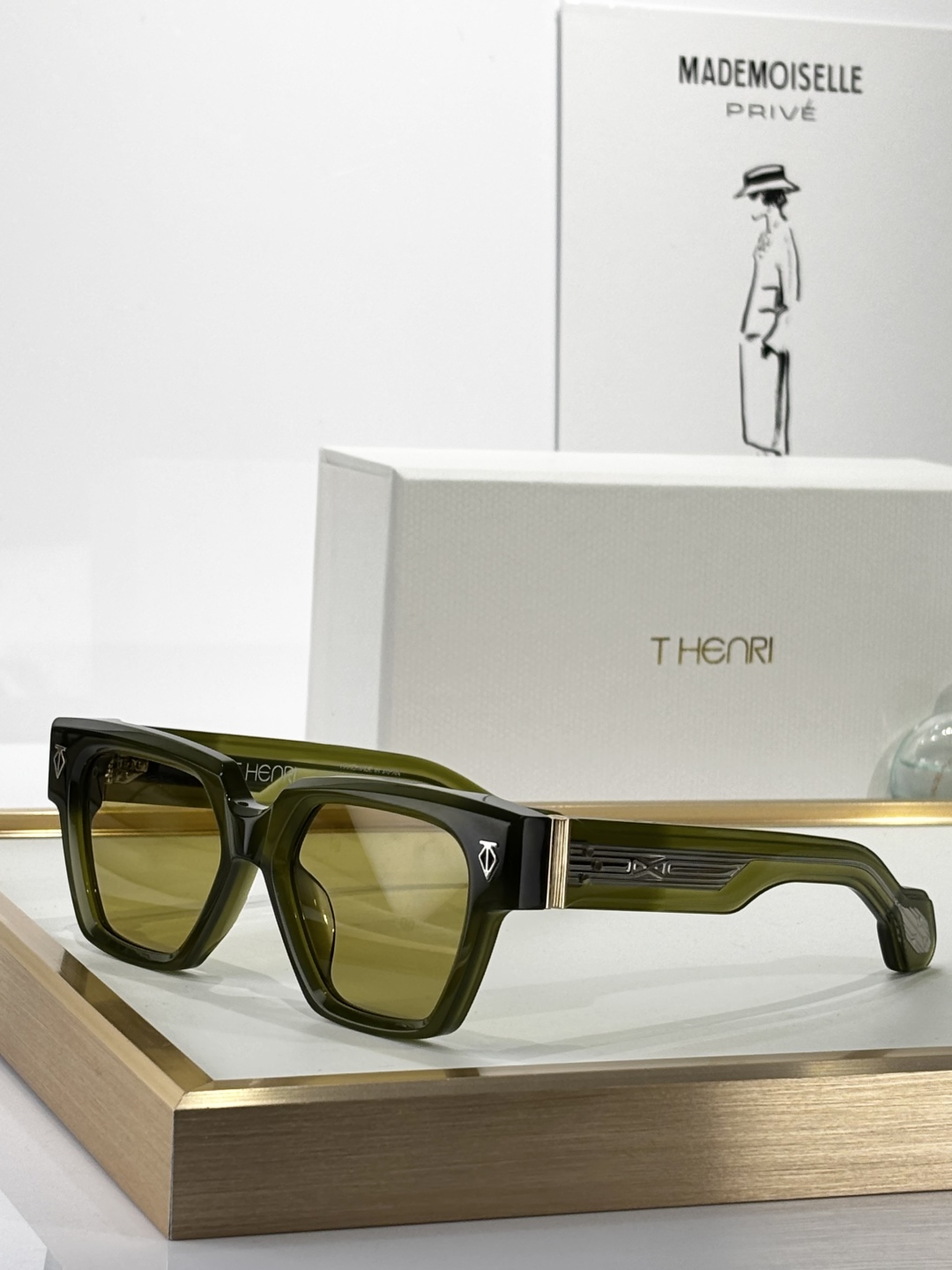 THENRI
Photochroromic
MODELUTOPIA
SIZE 53□19-147
墨镜
