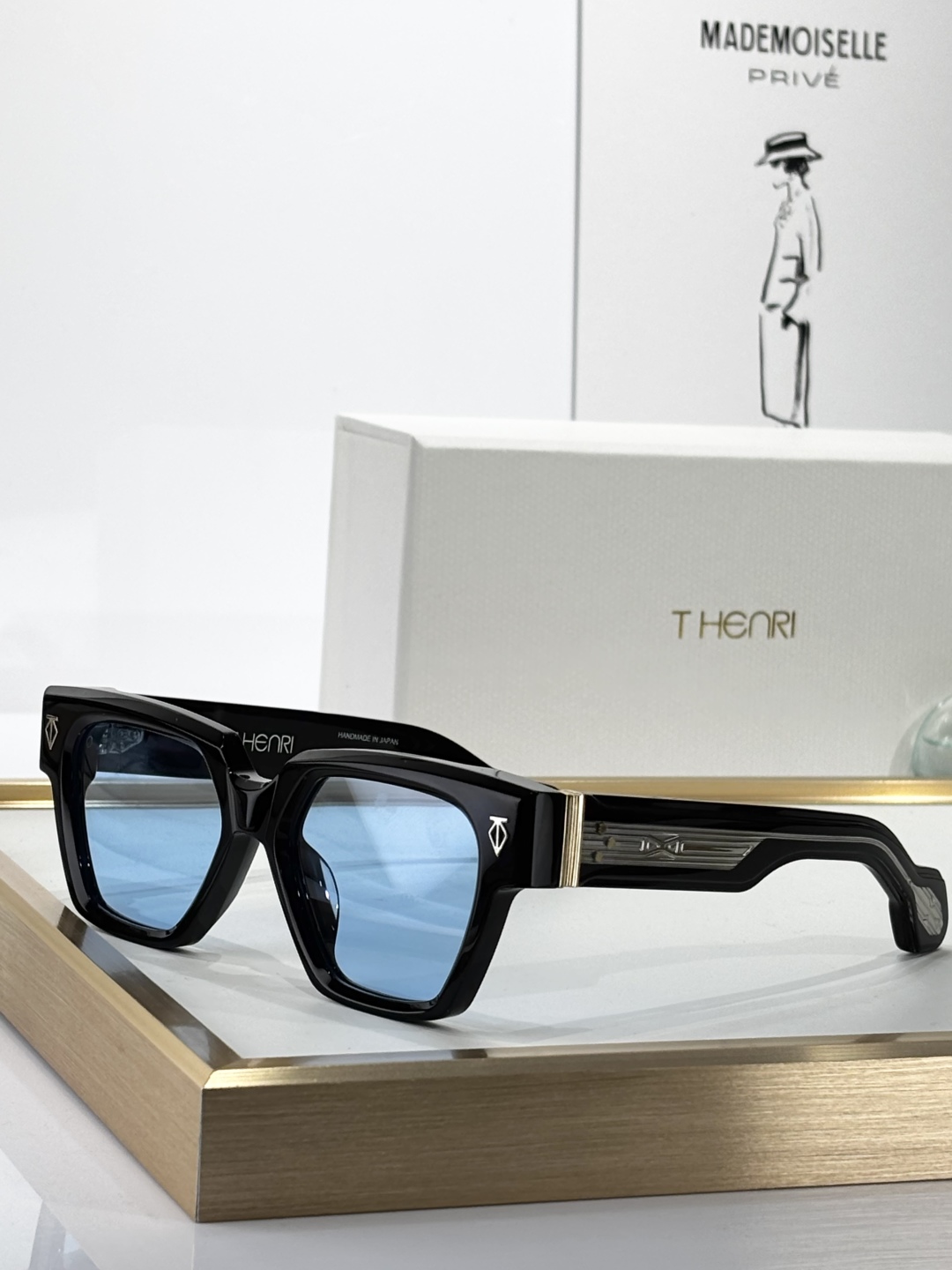 THENRI
Photochroromic
MODELUTOPIA
SIZE 53□19-147
墨镜
