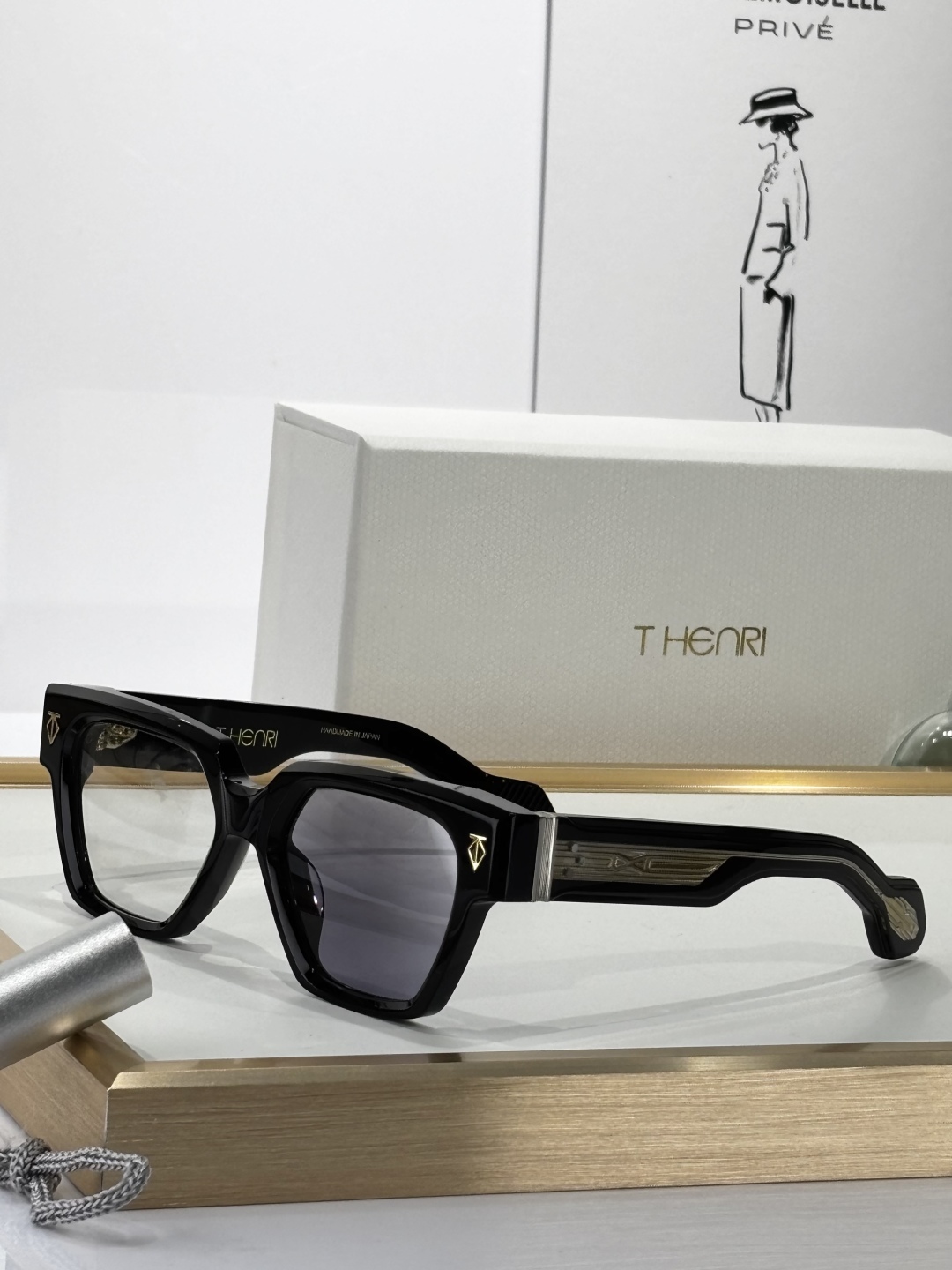 THENRI
Photochroromic
MODELUTOPIA
SIZE 53□19-147
墨镜
