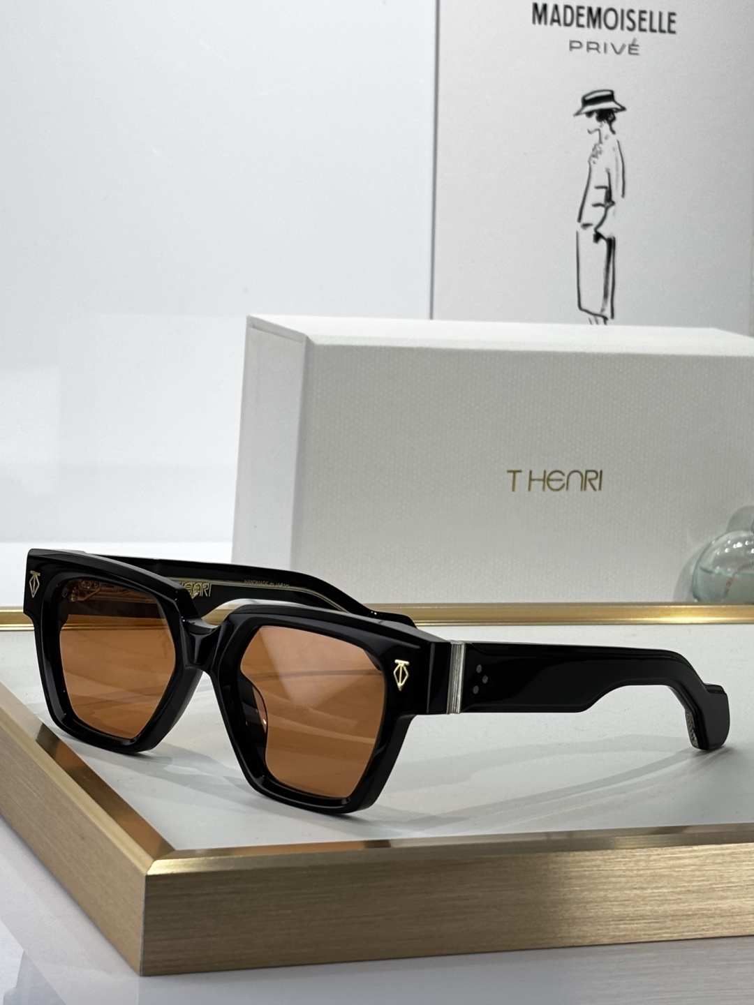 THENRI
Photochroromic
MODELUTOPIA
SIZE 53□19-147
墨镜
