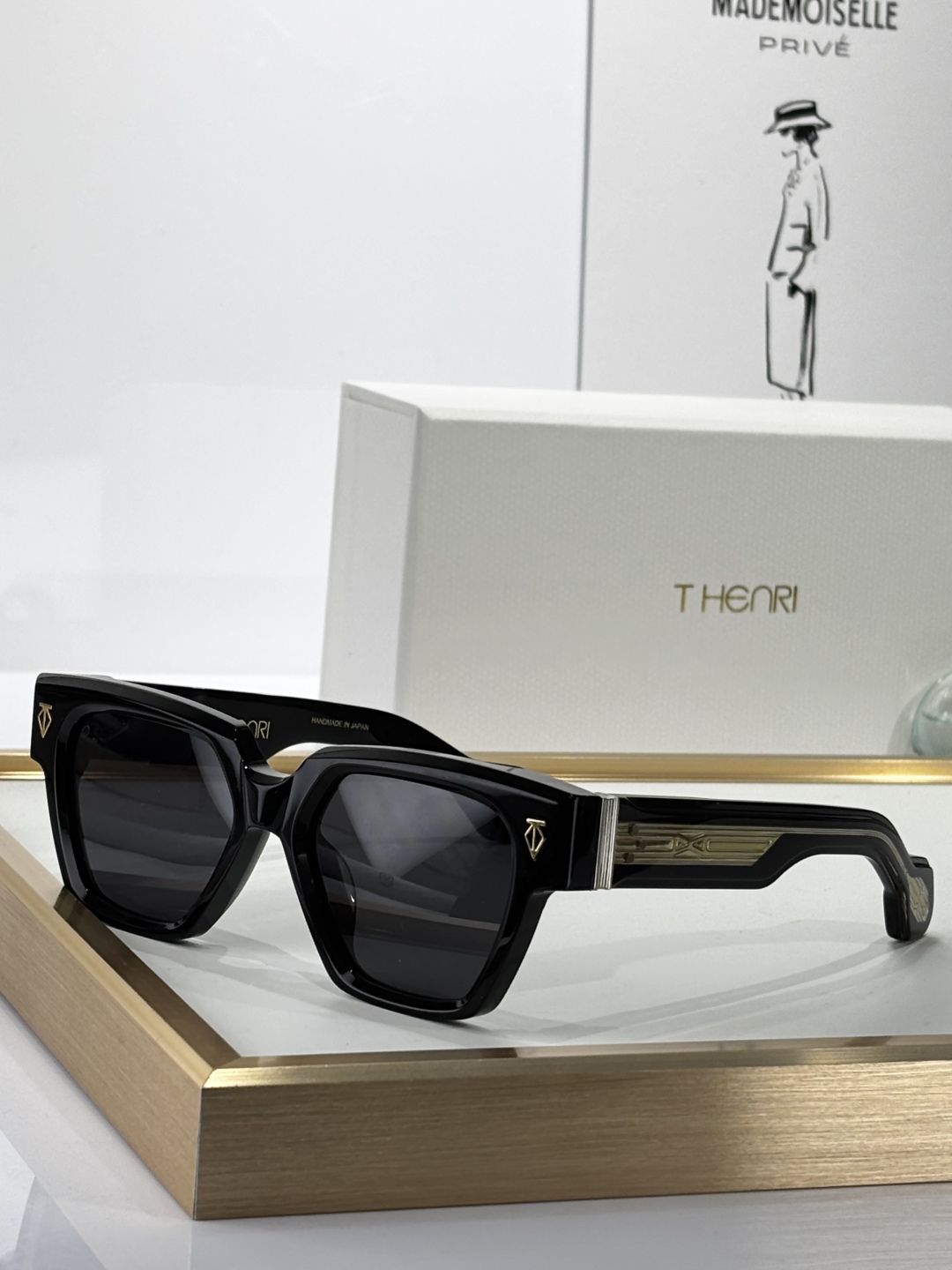 THENRI
Photochroromic
MODELUTOPIA
SIZE 53□19-147
墨镜
