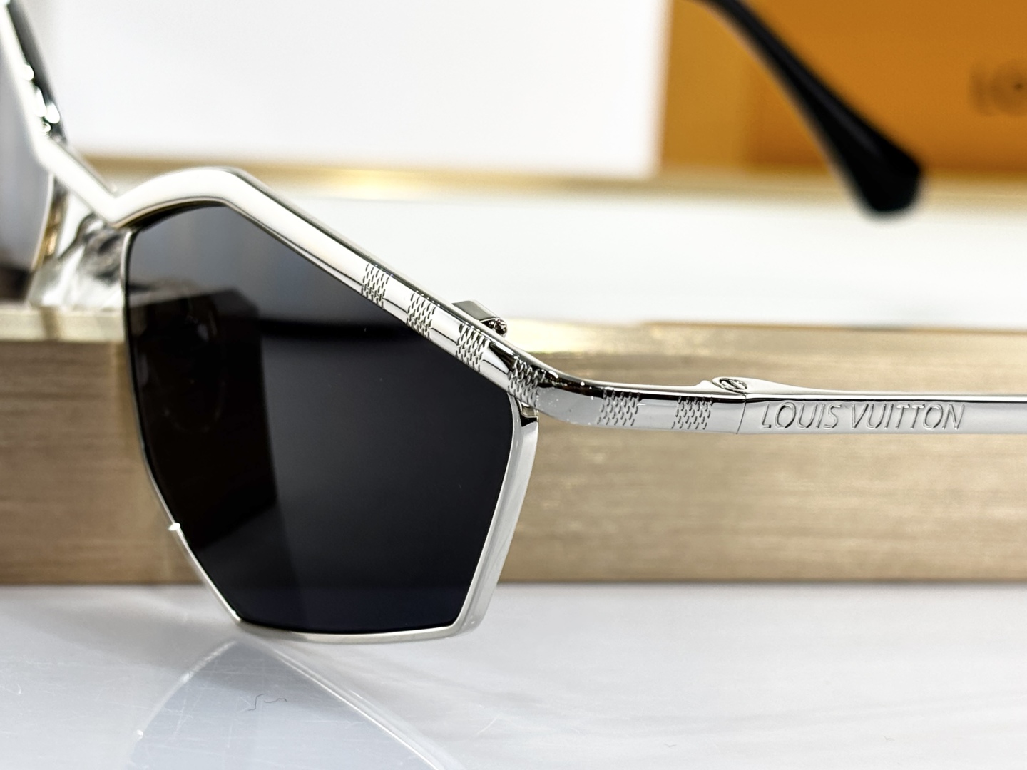  LOUIS VUITTON
MOD：Z2787U
Size：59口17 140
