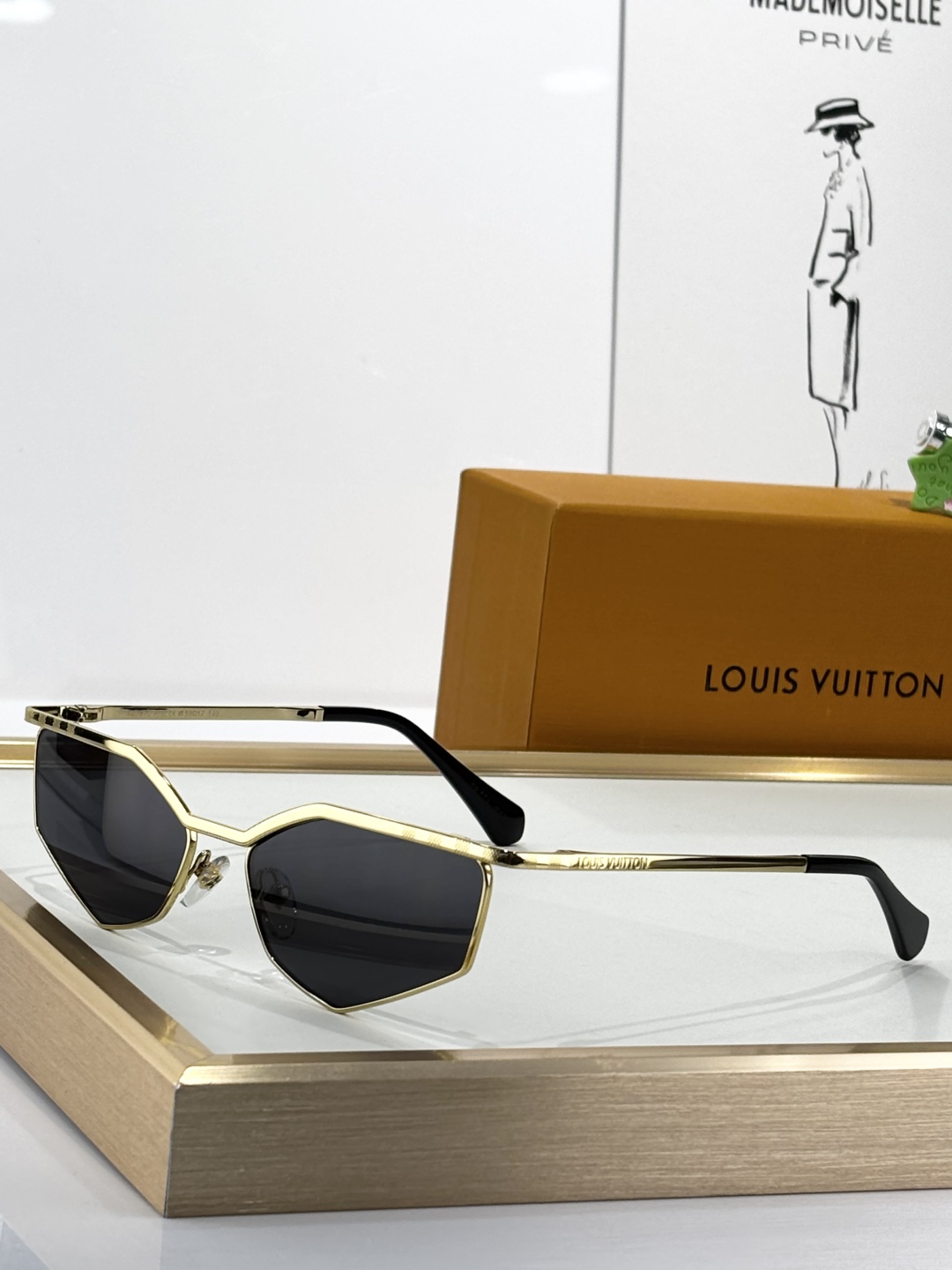  LOUIS VUITTON
MOD：Z2787U
Size：59口17 140
