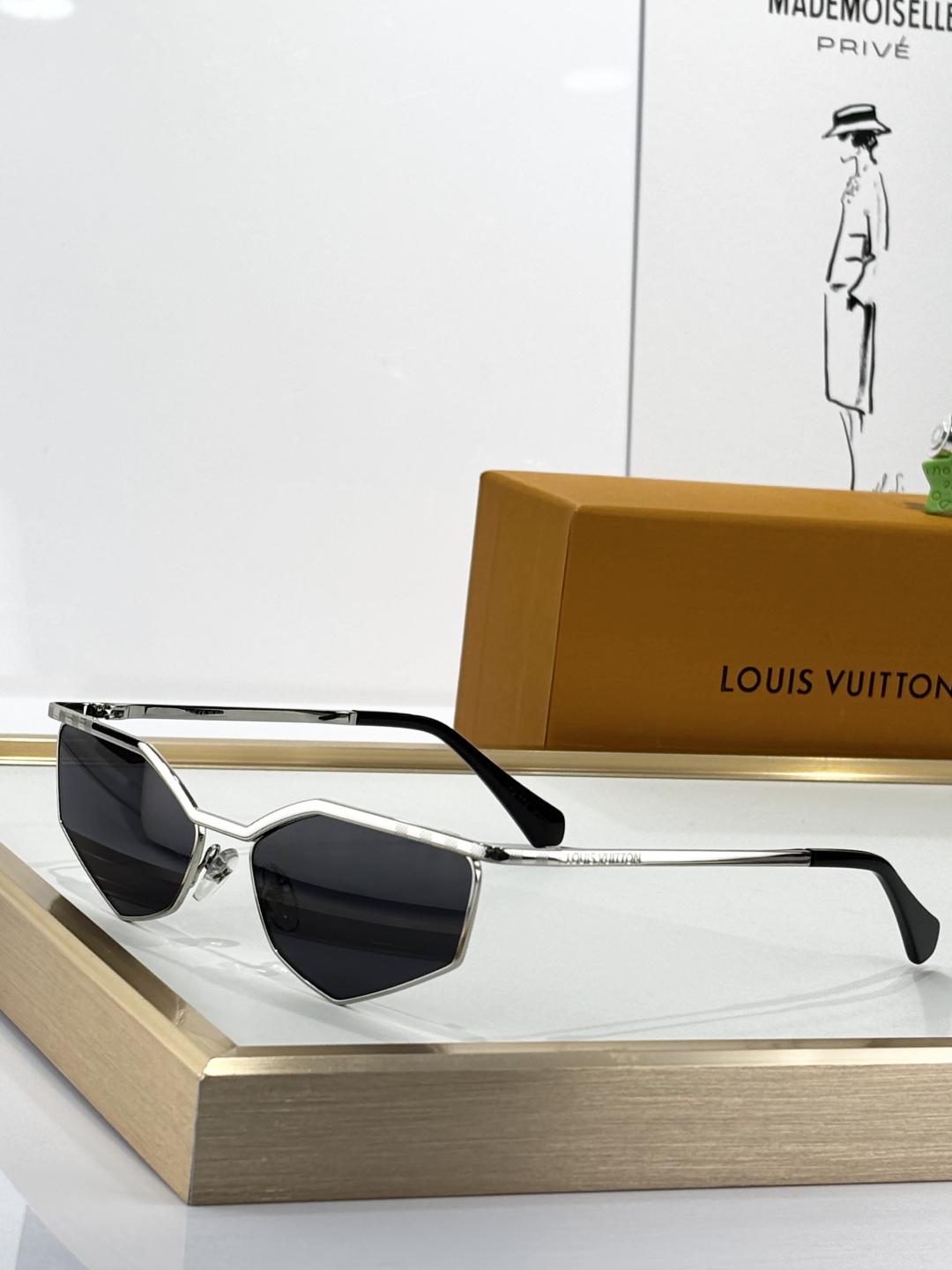  LOUIS VUITTON
MOD：Z2787U
Size：59口17 140

