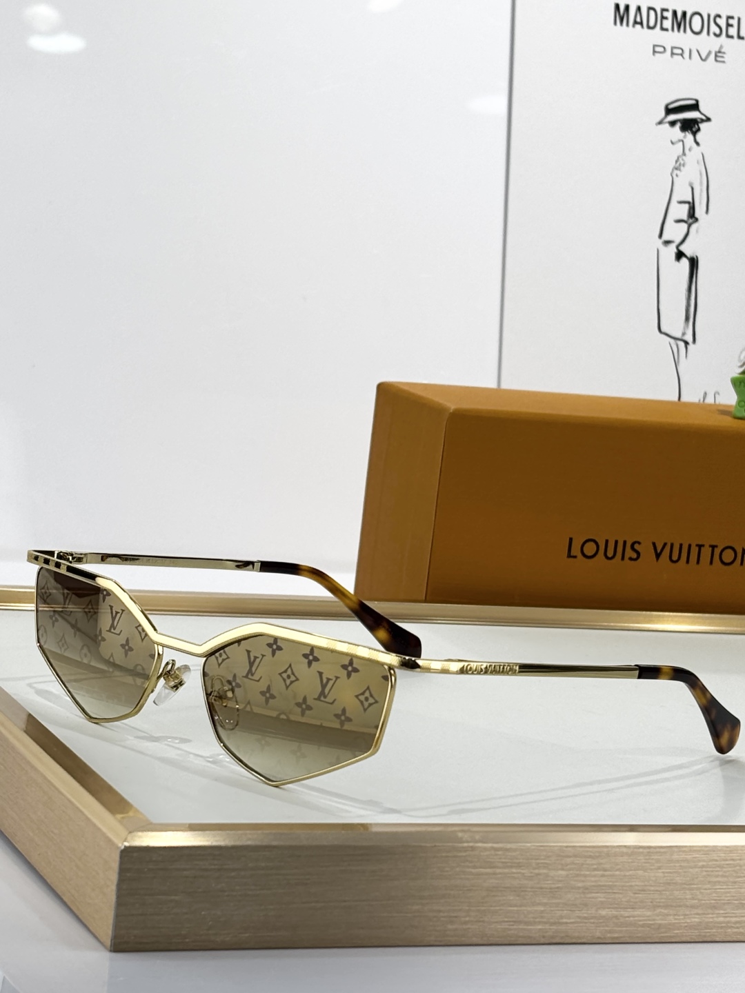  LOUIS VUITTON
MOD：Z2787U
Size：59口17 140
