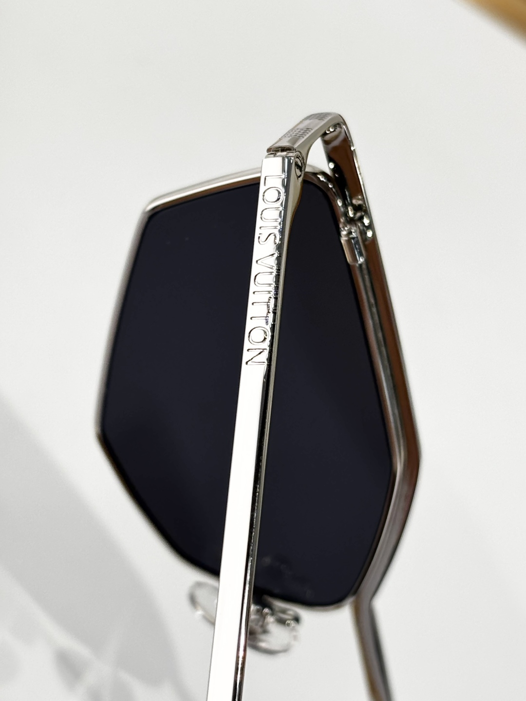  LOUIS VUITTON
MOD：Z2787U
Size：59口17 140
