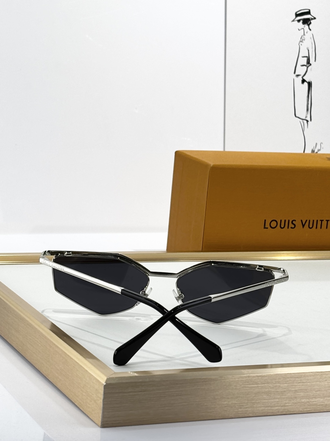  LOUIS VUITTON
MOD：Z2787U
Size：59口17 140

