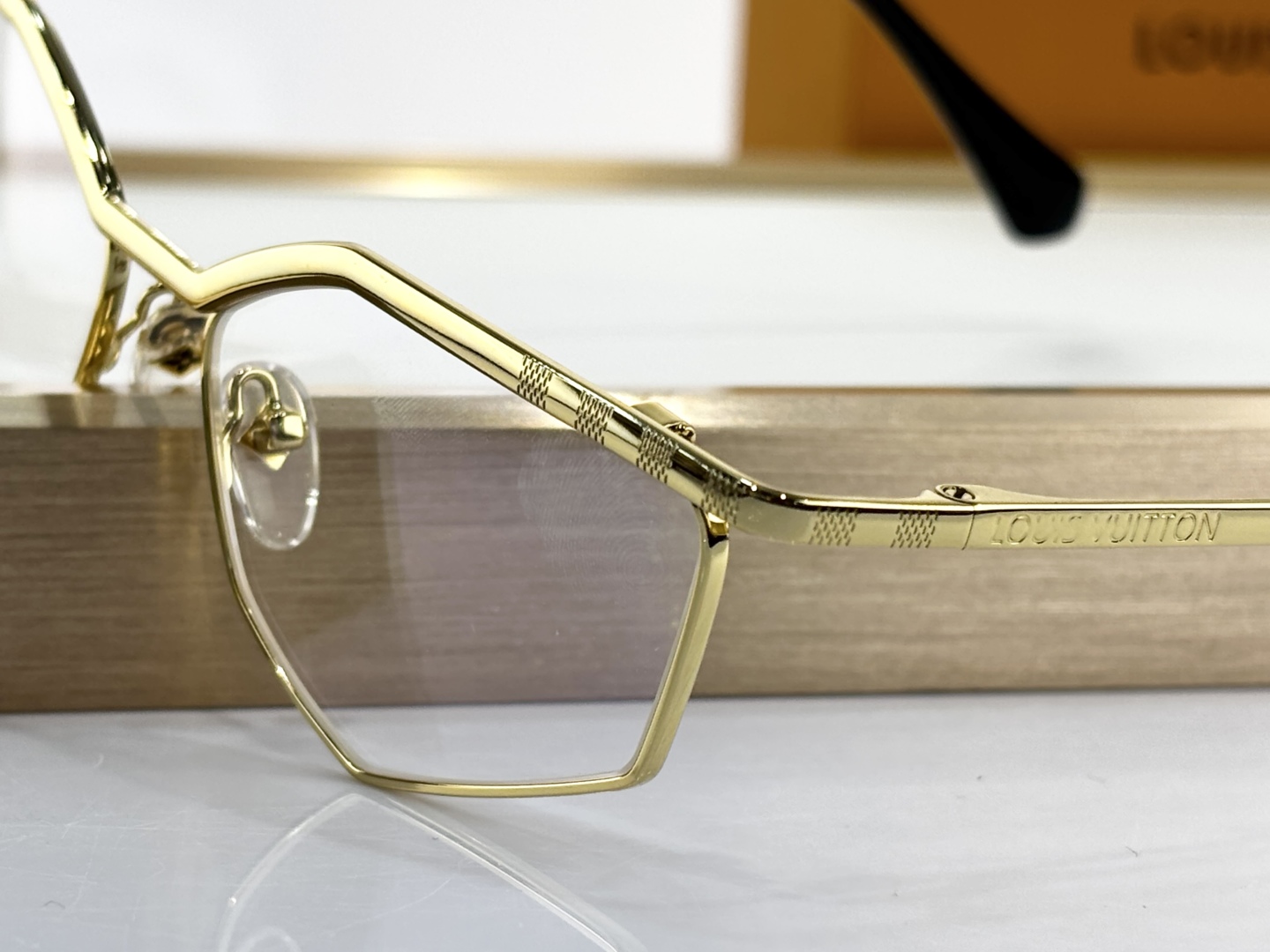  LOUIS VUITTO*
MODEL：Z2787U
SIZE：59口17-140

