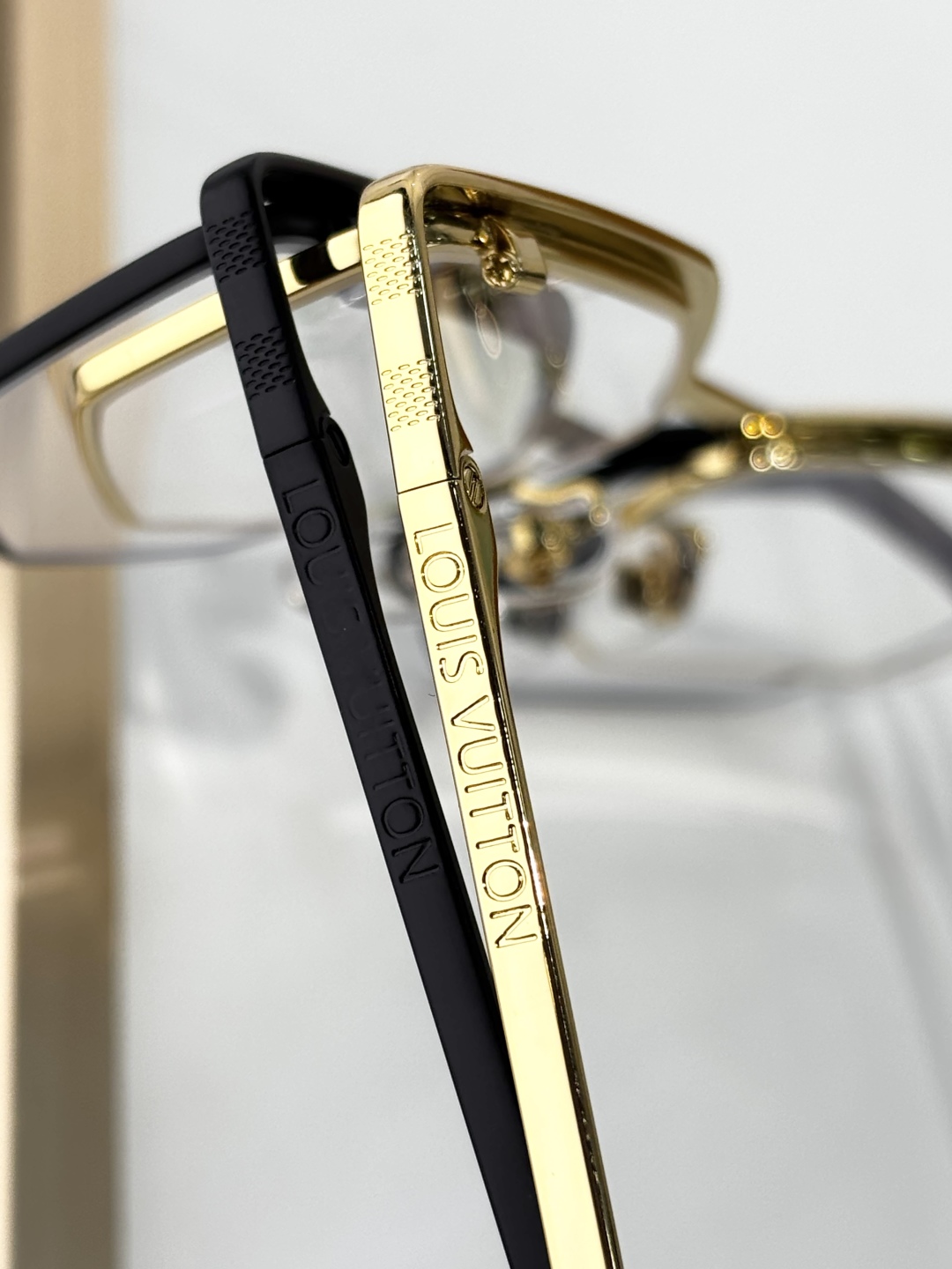  LOUIS VUITTO*
MODEL：Z2787U
SIZE：59口17-140

