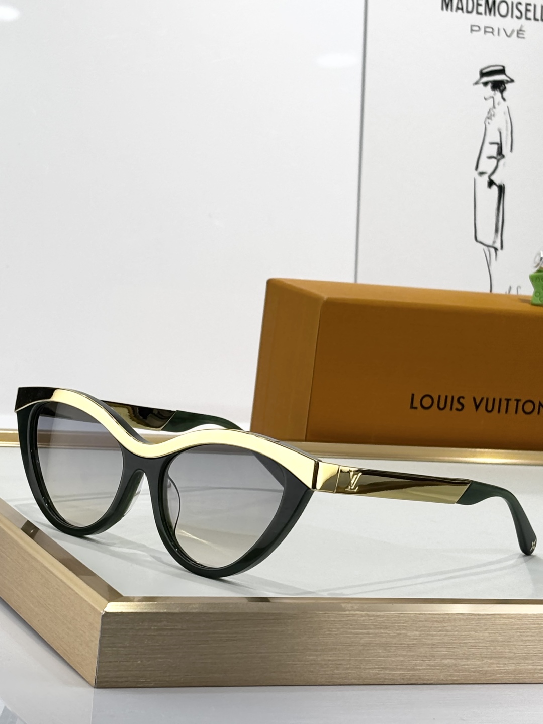 。LOUIS VUITTO*
MODEL：Z2684U
SIZE：52口23-143
