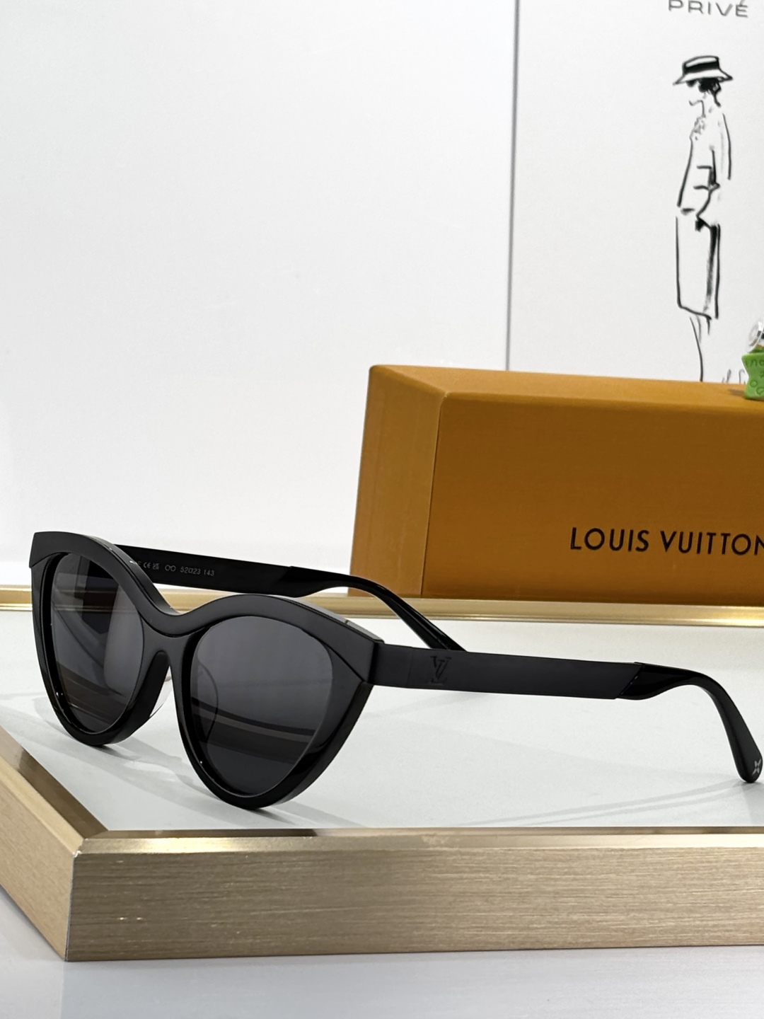 。LOUIS VUITTO*
MODEL：Z2684U
SIZE：52口23-143
