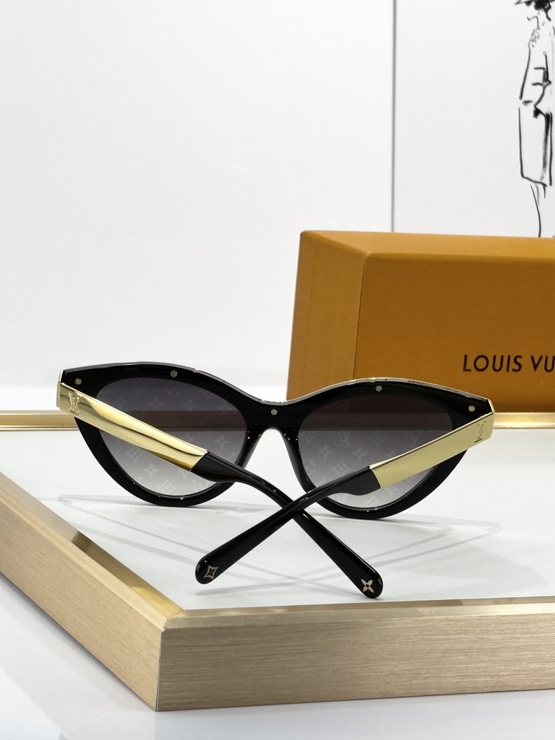 。LOUIS VUITTO*
MODEL：Z2684U
SIZE：52口23-143

