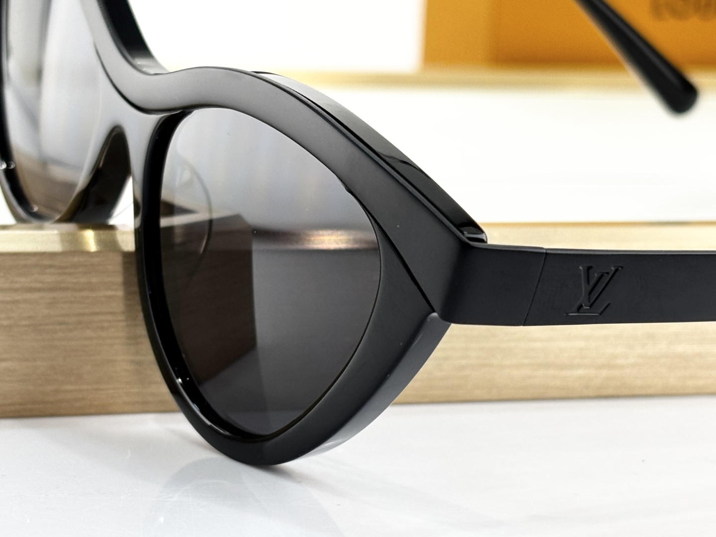 。LOUIS VUITTO*
MODEL：Z2684U
SIZE：52口23-143
